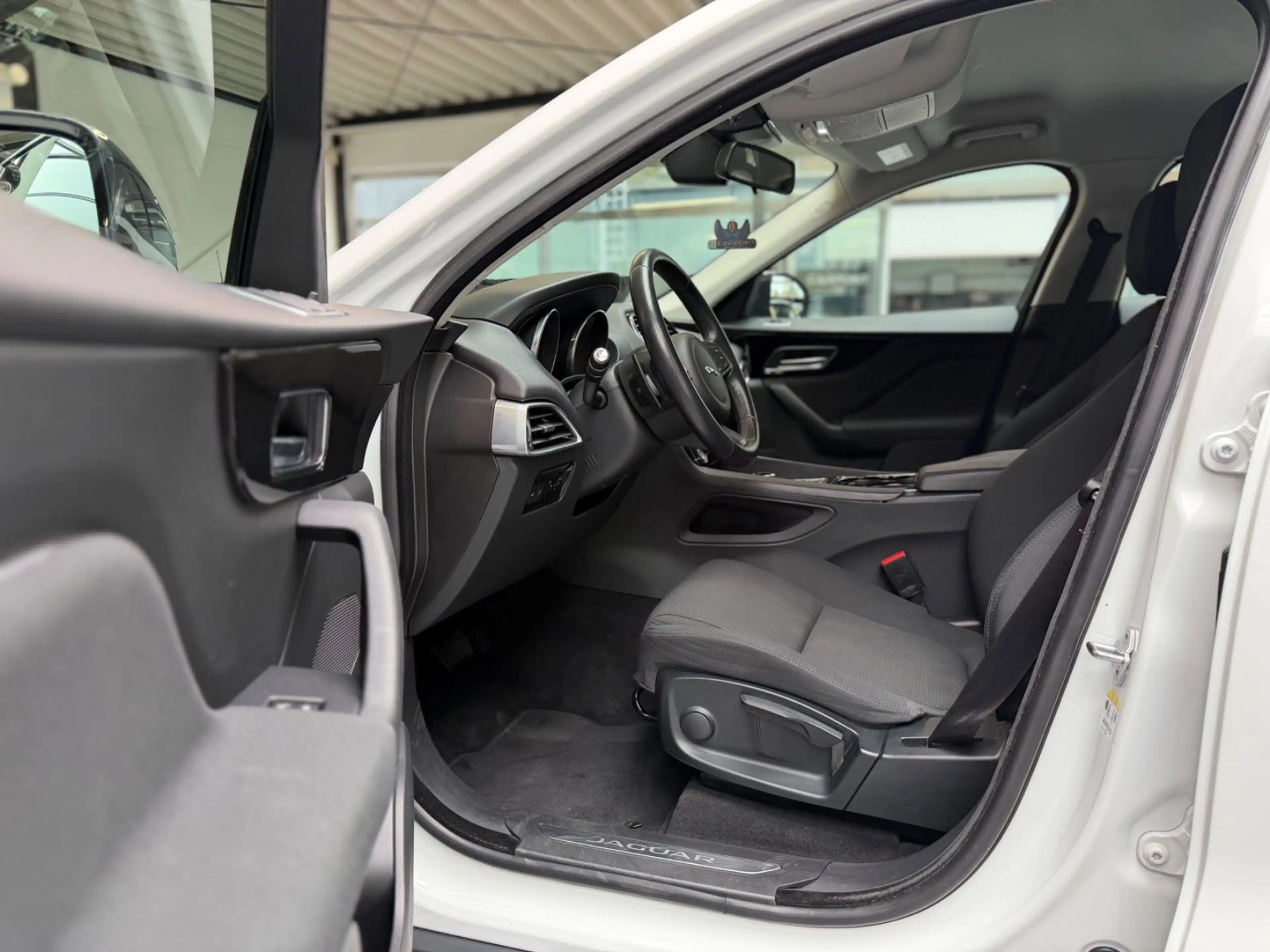 Jaguar F-Pace 2.0l  Pure AWD AHK/LED/Navi/BT/SHZ — photo 10