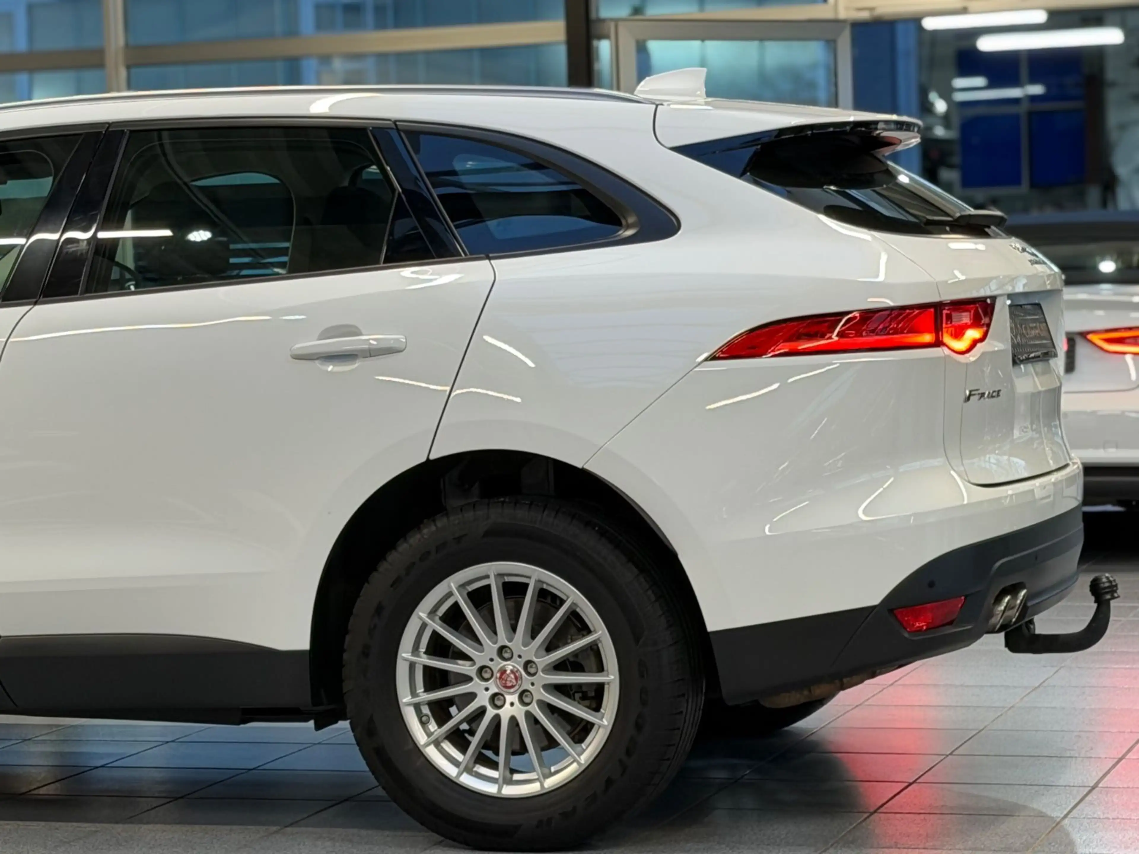 Jaguar F-Pace 2.0l  Pure AWD AHK/LED/Navi/BT/SHZ — photo 7