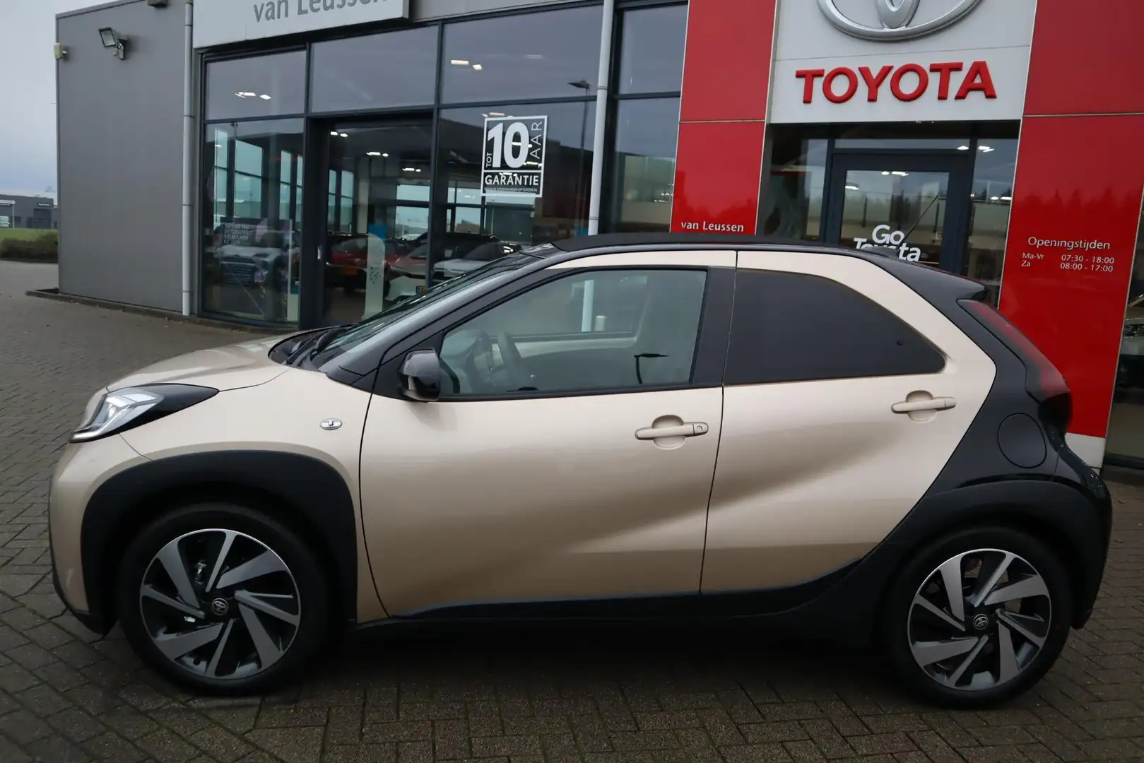 Toyota Aygo X ENVY CABRIO 5-DEURS DRAADLOOS APPLE/ANDROID 18"LMV Beige - 2