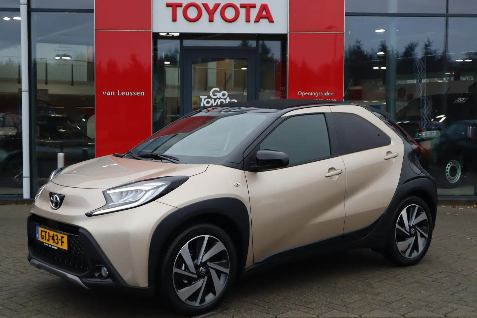 Toyota Aygo X ENVY CABRIO 5-DEURS DRAADLOOS APPLE/ANDROID 18"LMV Beige - 1