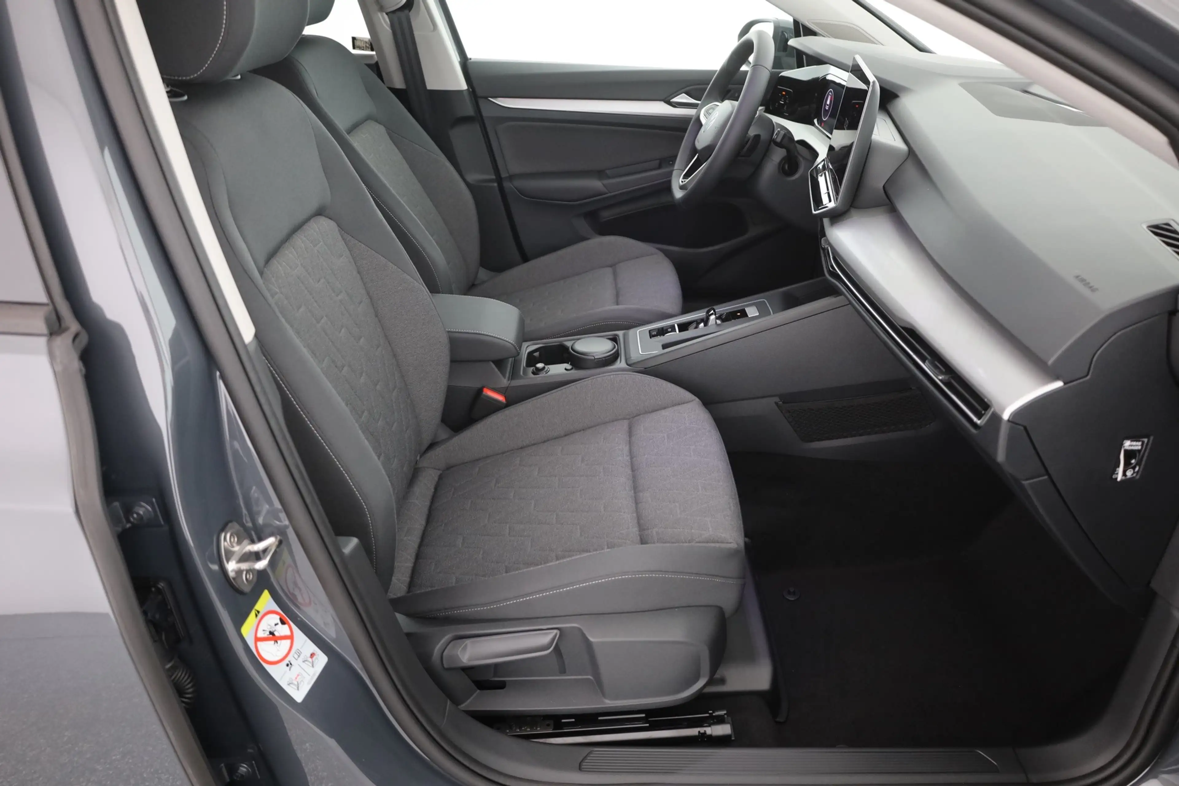 Volkswagen Golf VIII 1.5 eTSI DSG LED ACC Kamera — photo 23