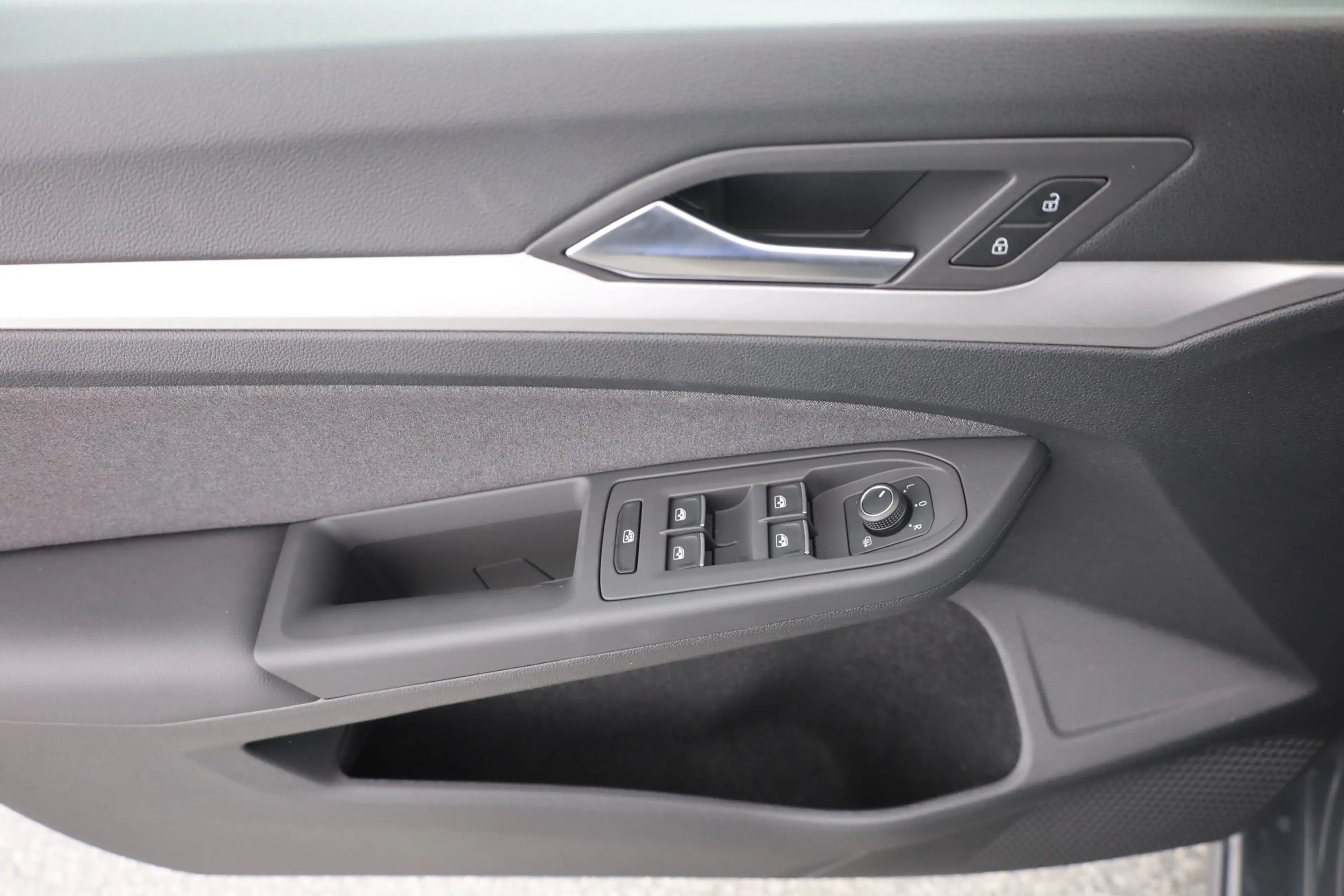 Volkswagen Golf VIII 1.5 eTSI DSG LED ACC Kamera — photo 21