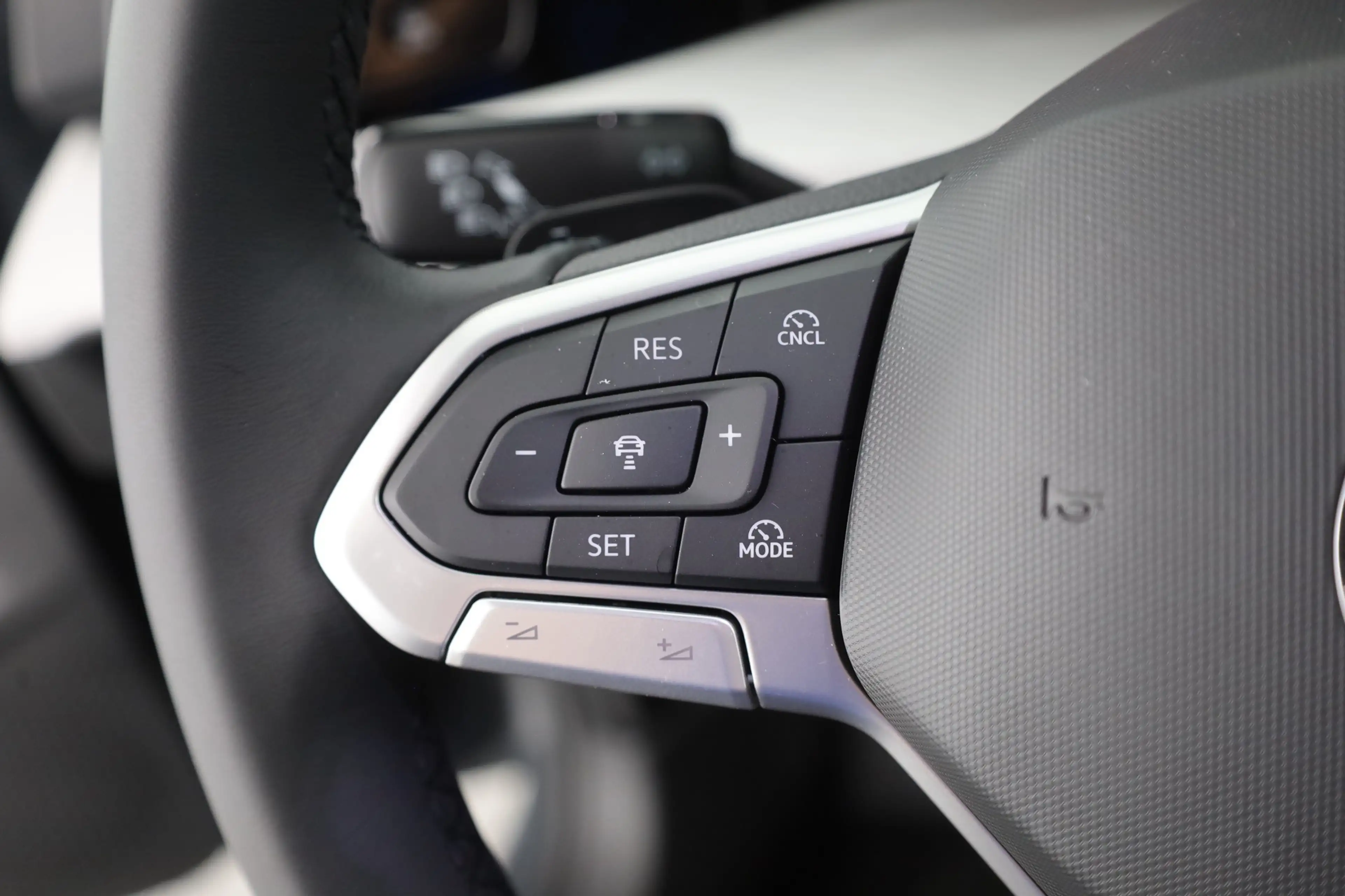 Volkswagen Golf VIII 1.5 eTSI DSG LED ACC Kamera — photo 15