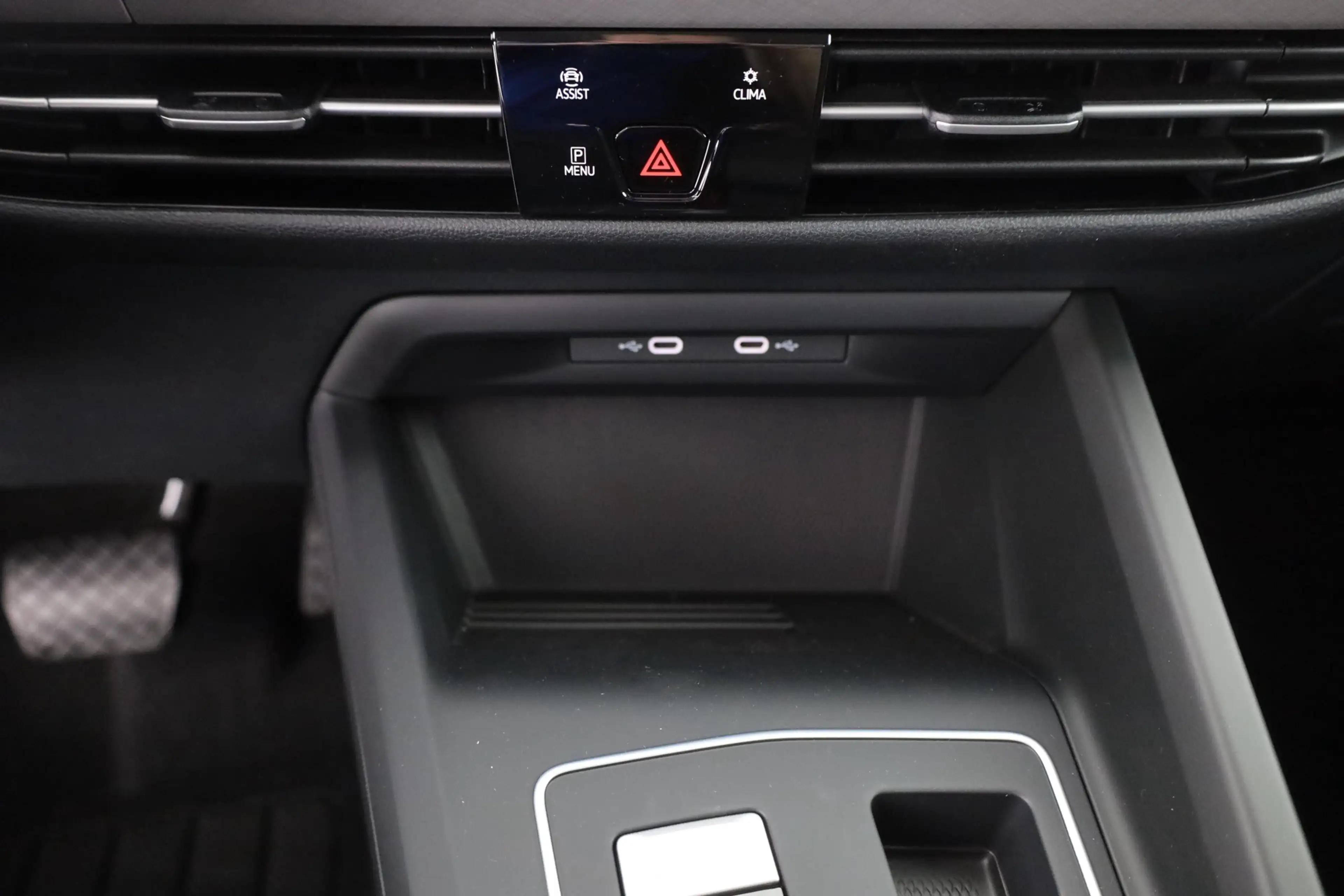 Volkswagen Golf VIII 1.5 eTSI DSG LED ACC Kamera — photo 12