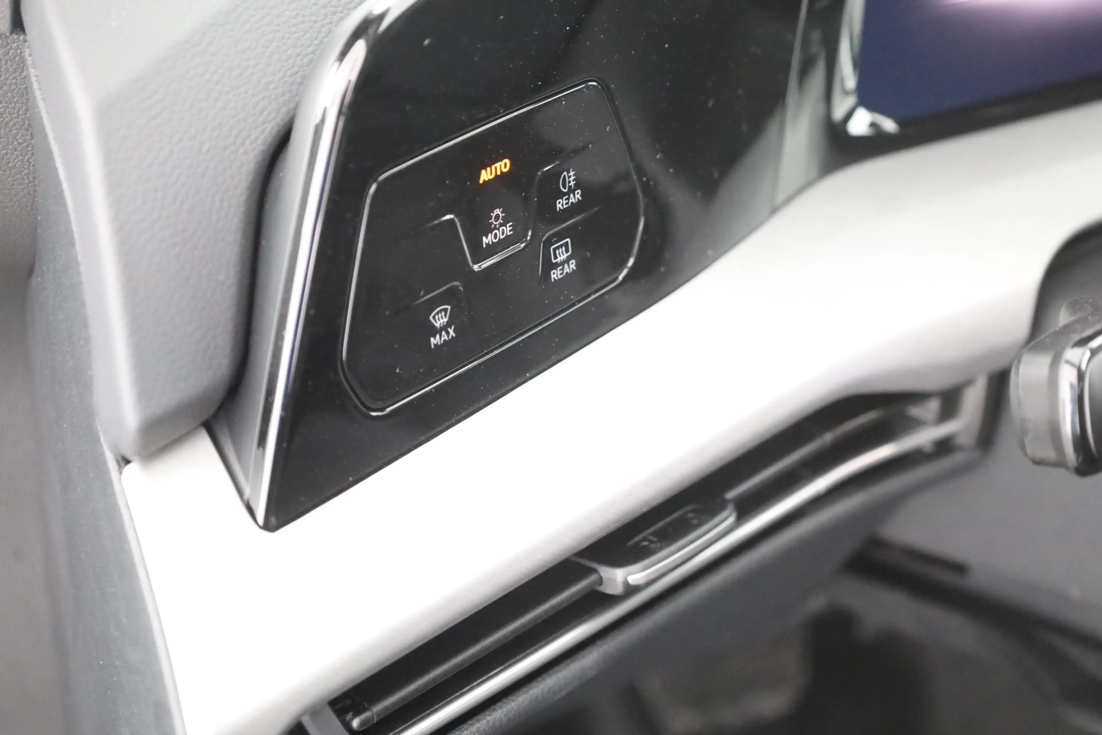 Volkswagen Golf VIII 1.5 eTSI DSG LED ACC Kamera — photo 20