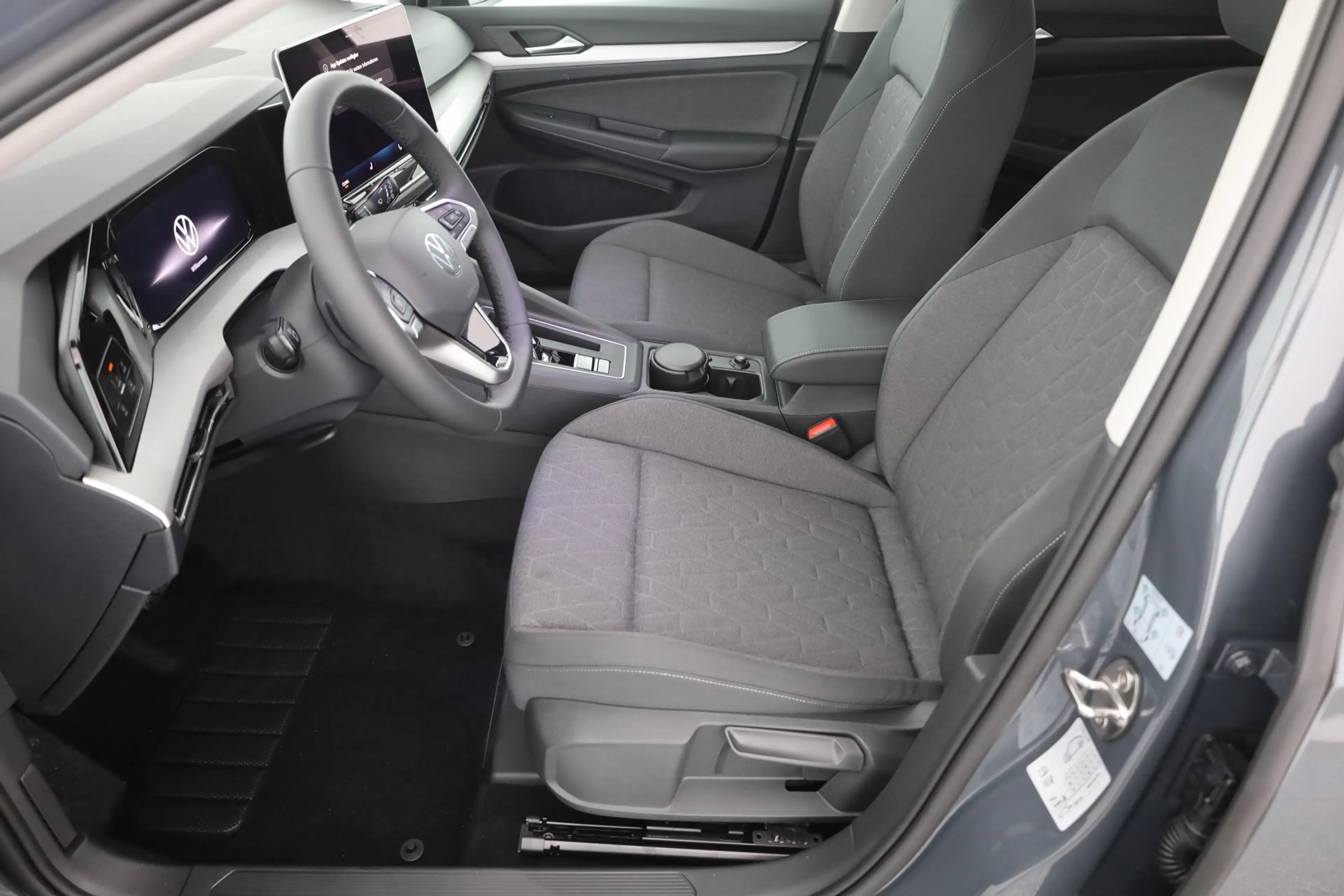 Volkswagen Golf VIII 1.5 eTSI DSG LED ACC Kamera — photo 22