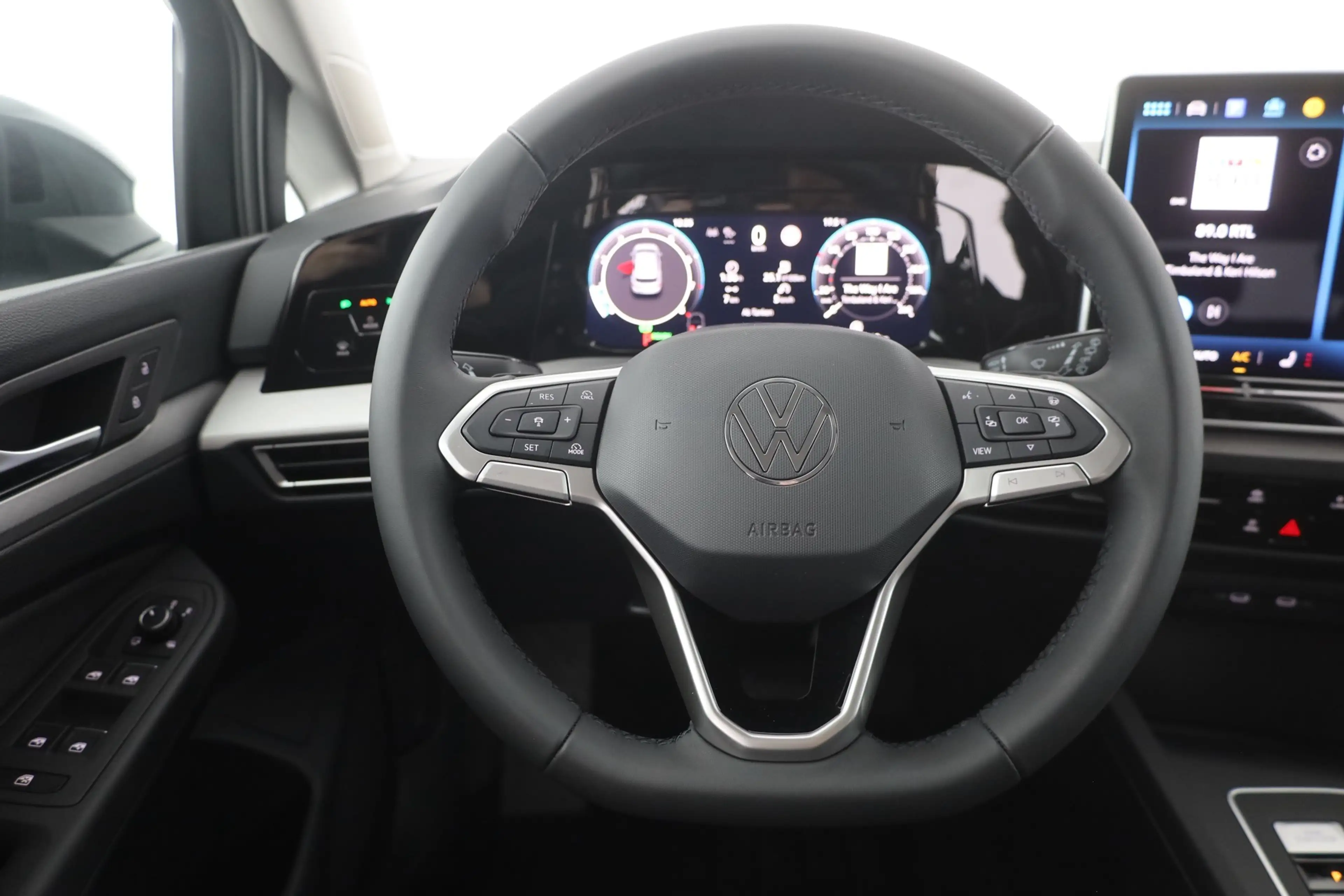 Volkswagen Golf VIII 1.5 eTSI DSG LED ACC Kamera — photo 14
