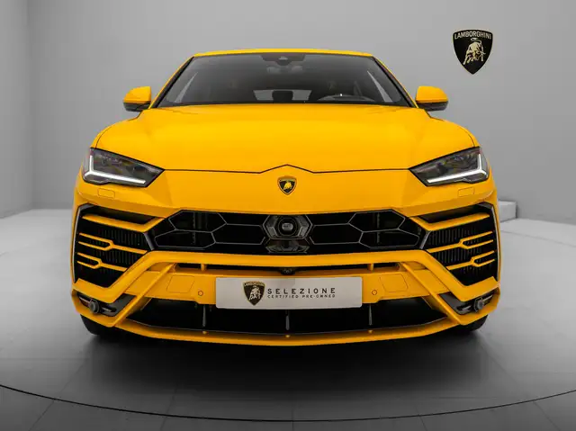 Lamborghini Urus view 3