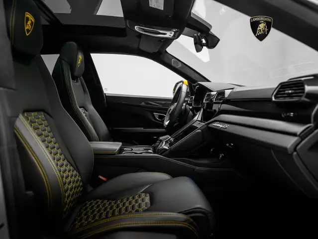 Lamborghini Urus view 6