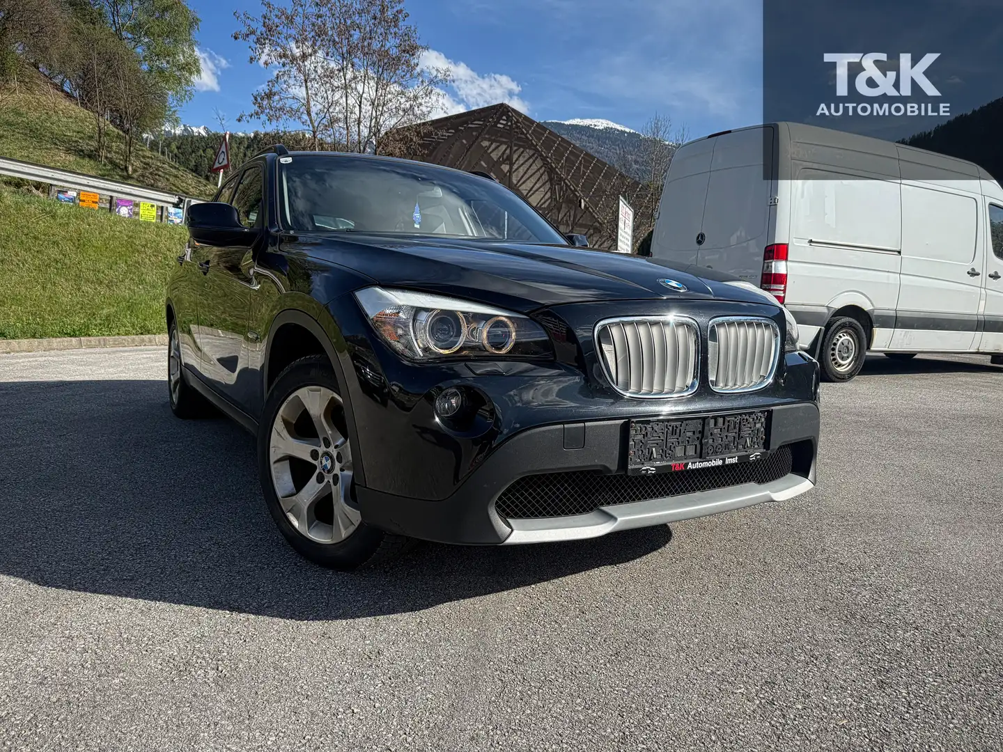 BMW X1 18 d xDrive Schwarz - 1