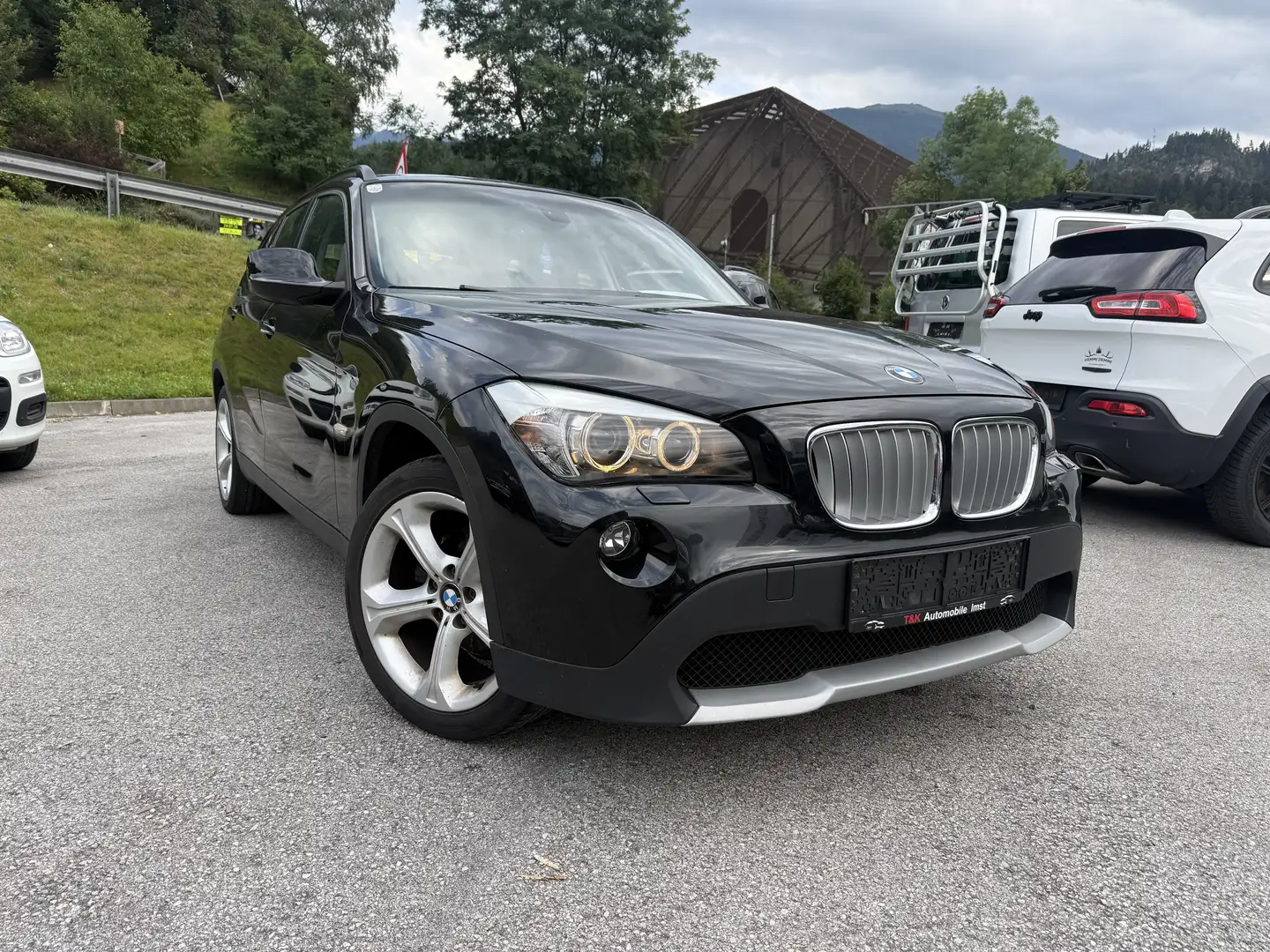 BMW X1 18 d xDrive Schwarz - 1