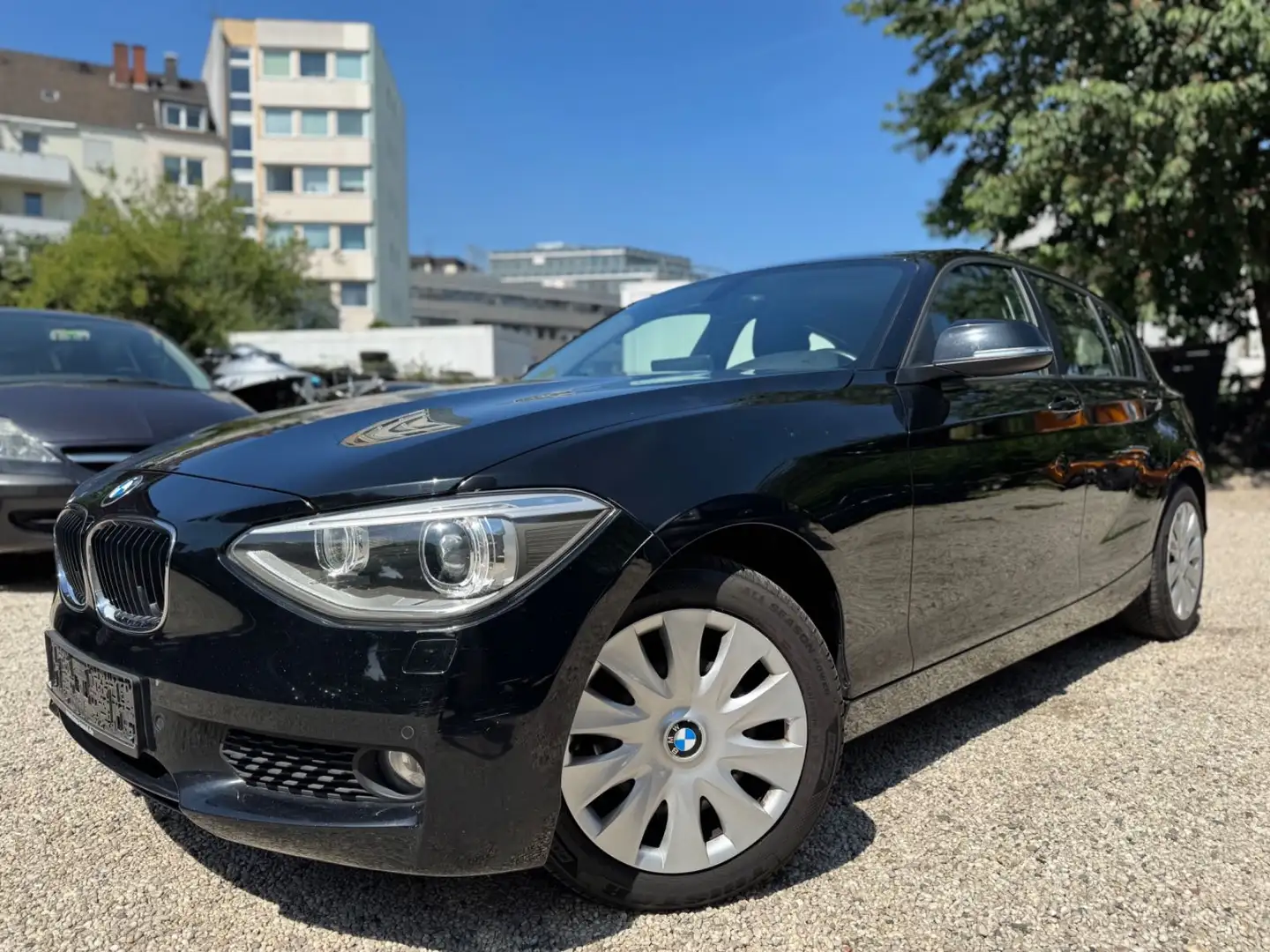 BMW 114 i LIM./KLIMA/NAVI/S-HEFT/NAVI/SHZ/BT/TÜV 2026 Schwarz - 1