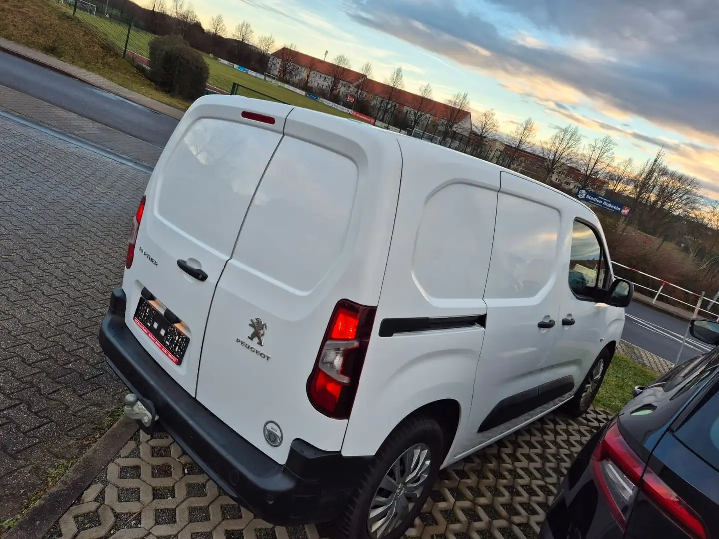 Peugeot Partner Premium L1 DAB+ Klima PDC AHK Weiß - 2