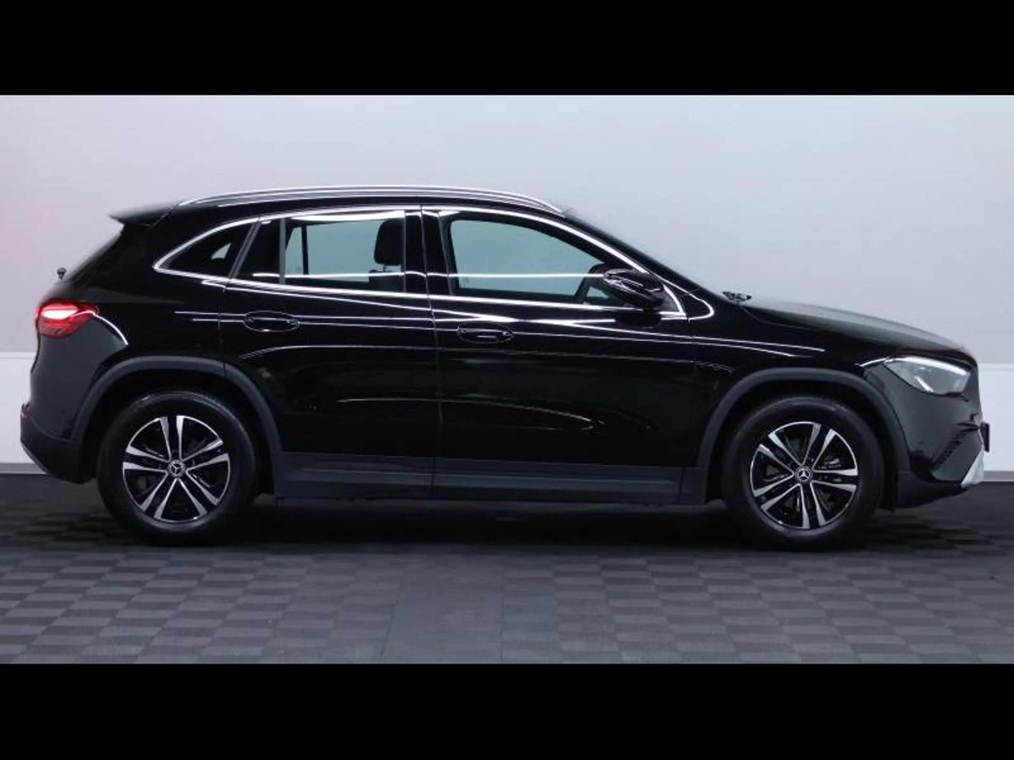 Mercedes-Benz GLA 180 Business Line 7G-DCT — photo 4