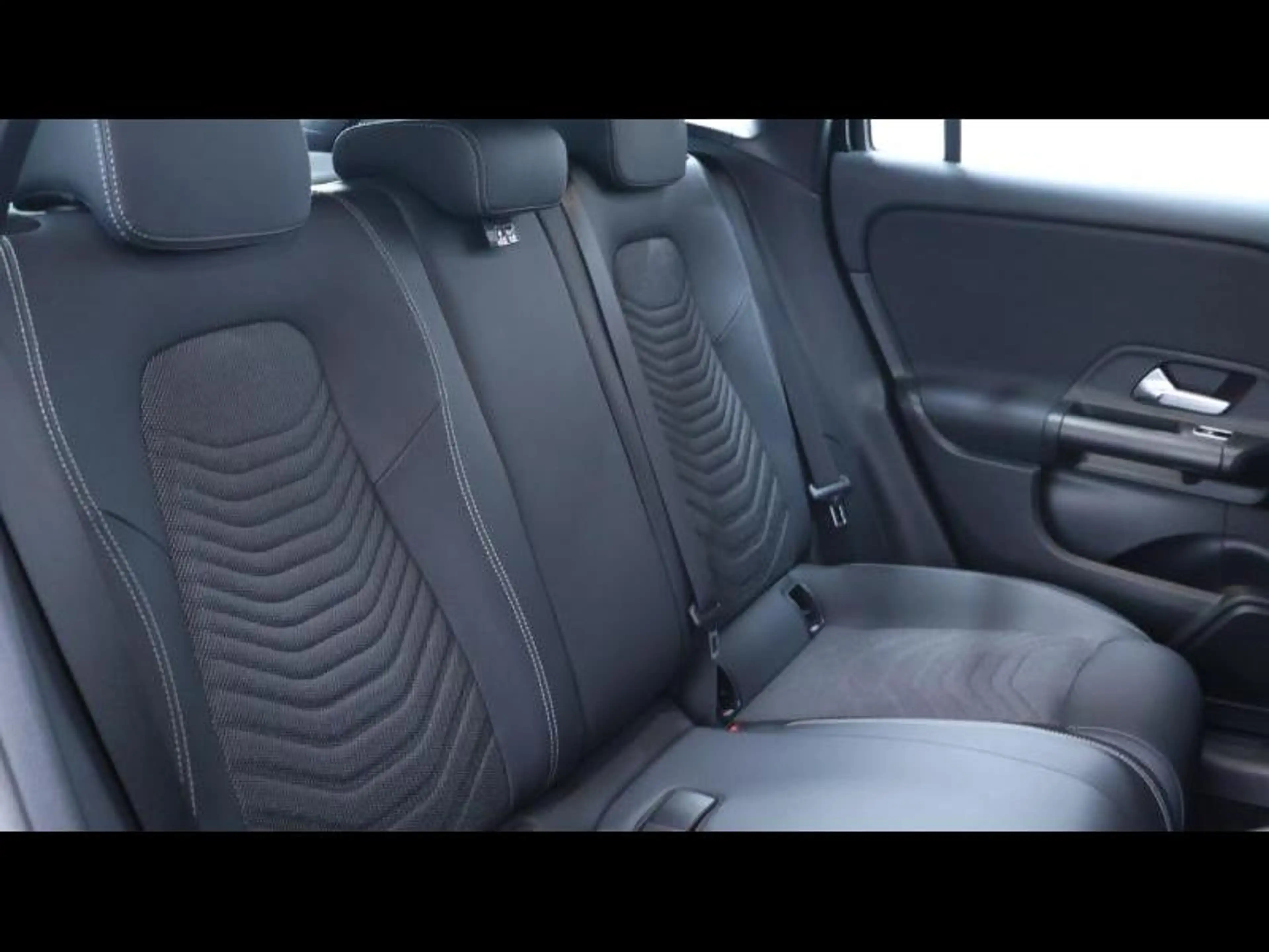 Mercedes-Benz GLA 180 Business Line 7G-DCT — photo 15