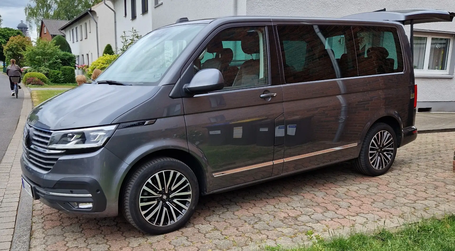 Volkswagen T6.1 Multivan Multivan Generation Six 4MOTION Gris - 1