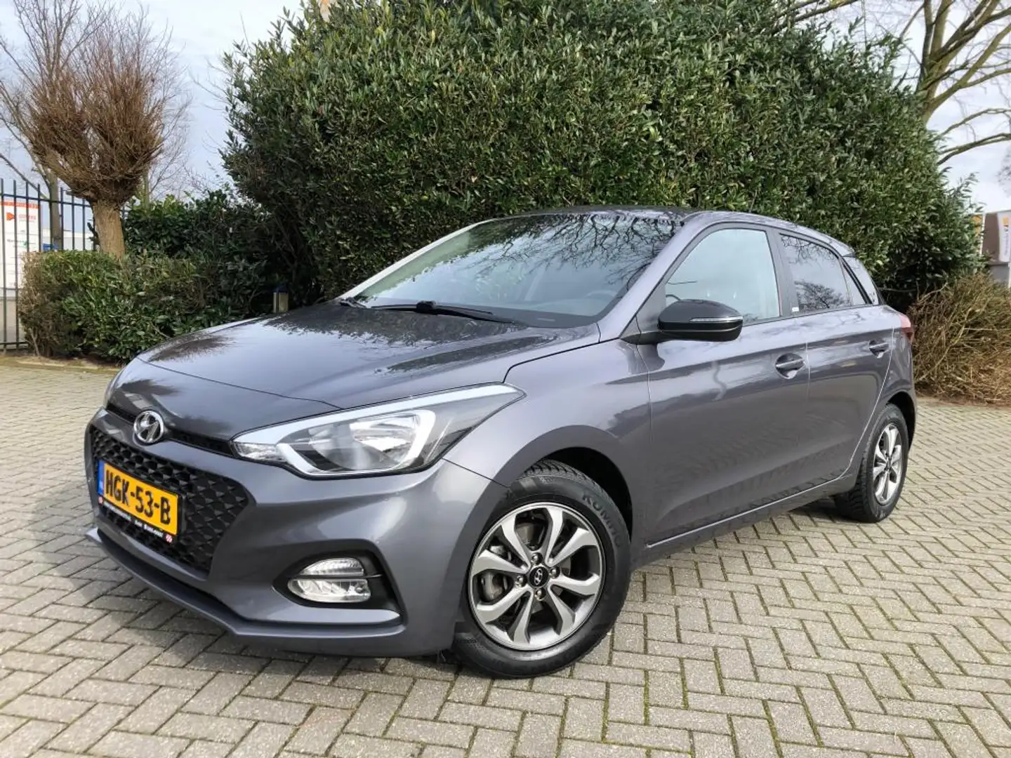 Hyundai i20 1.2 - 4 cil., Apple CarPlay, AIRCO, Achteruitrijca Grijs - 1