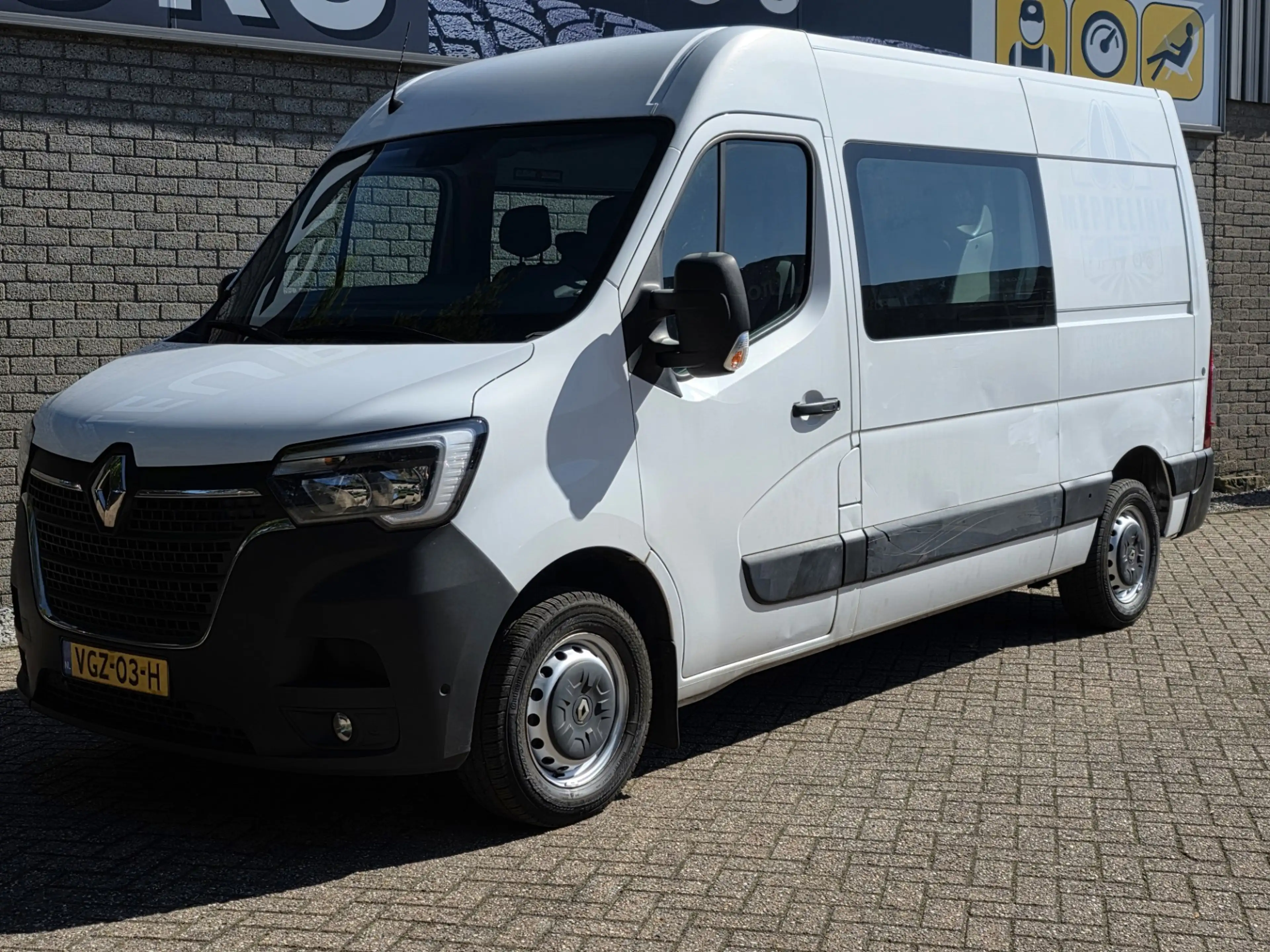 Renault Master T35 2.3 dCi 150 L2H2 DC Energy — photo 2