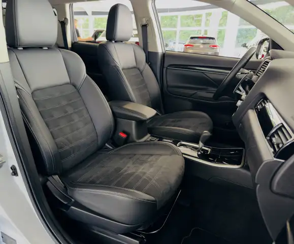 Mitsubishi Outlander view 12