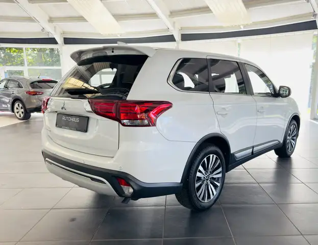 Mitsubishi Outlander view 6