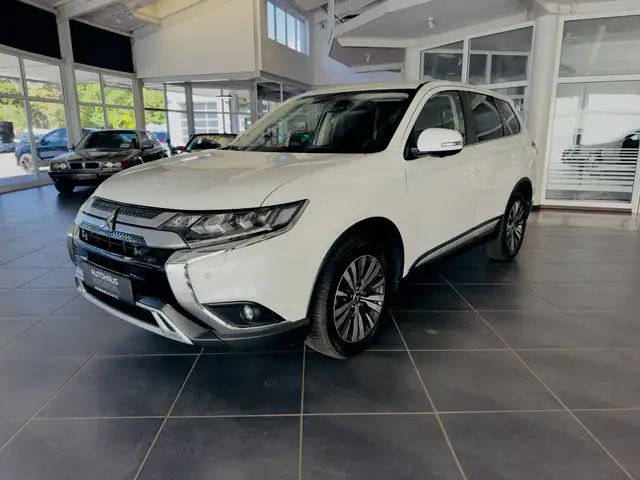 Mitsubishi Outlander view 3