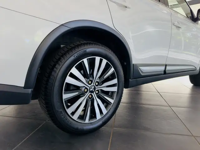 Mitsubishi Outlander view 9