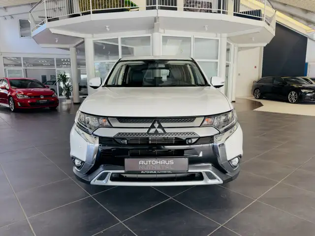 Mitsubishi Outlander view 2