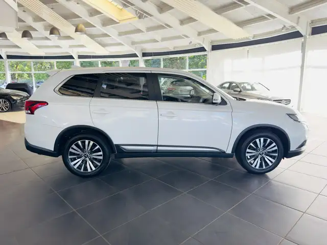 Mitsubishi Outlander view 8