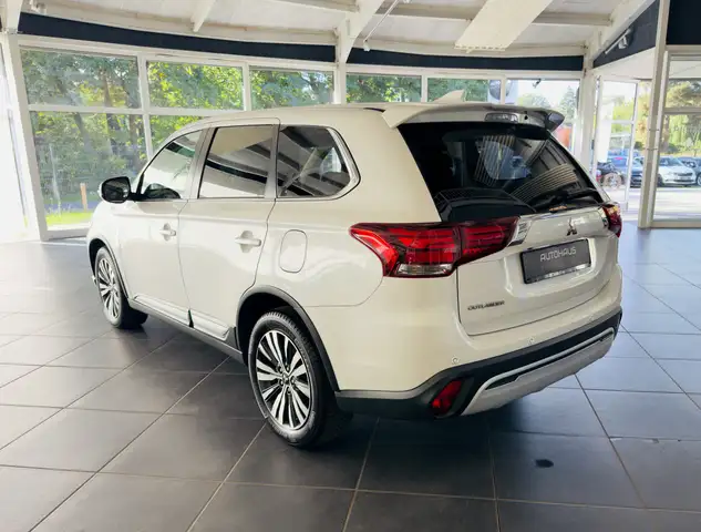 Mitsubishi Outlander view 4