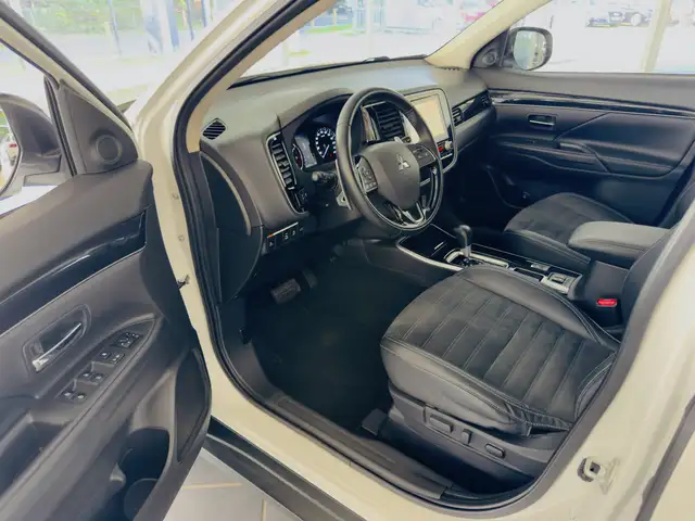Mitsubishi Outlander view 11