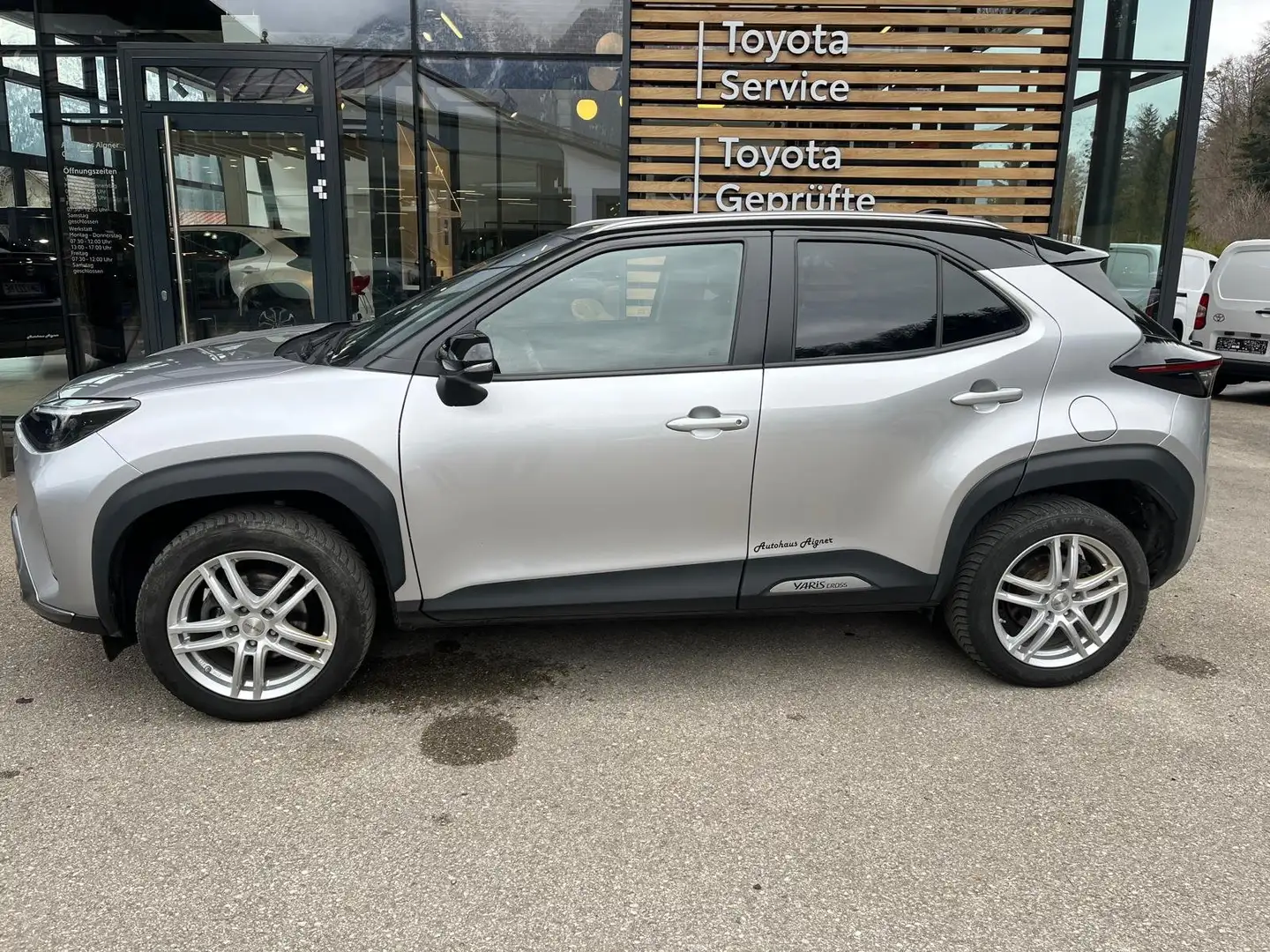 Toyota Yaris Cross Adventure Silber - 1