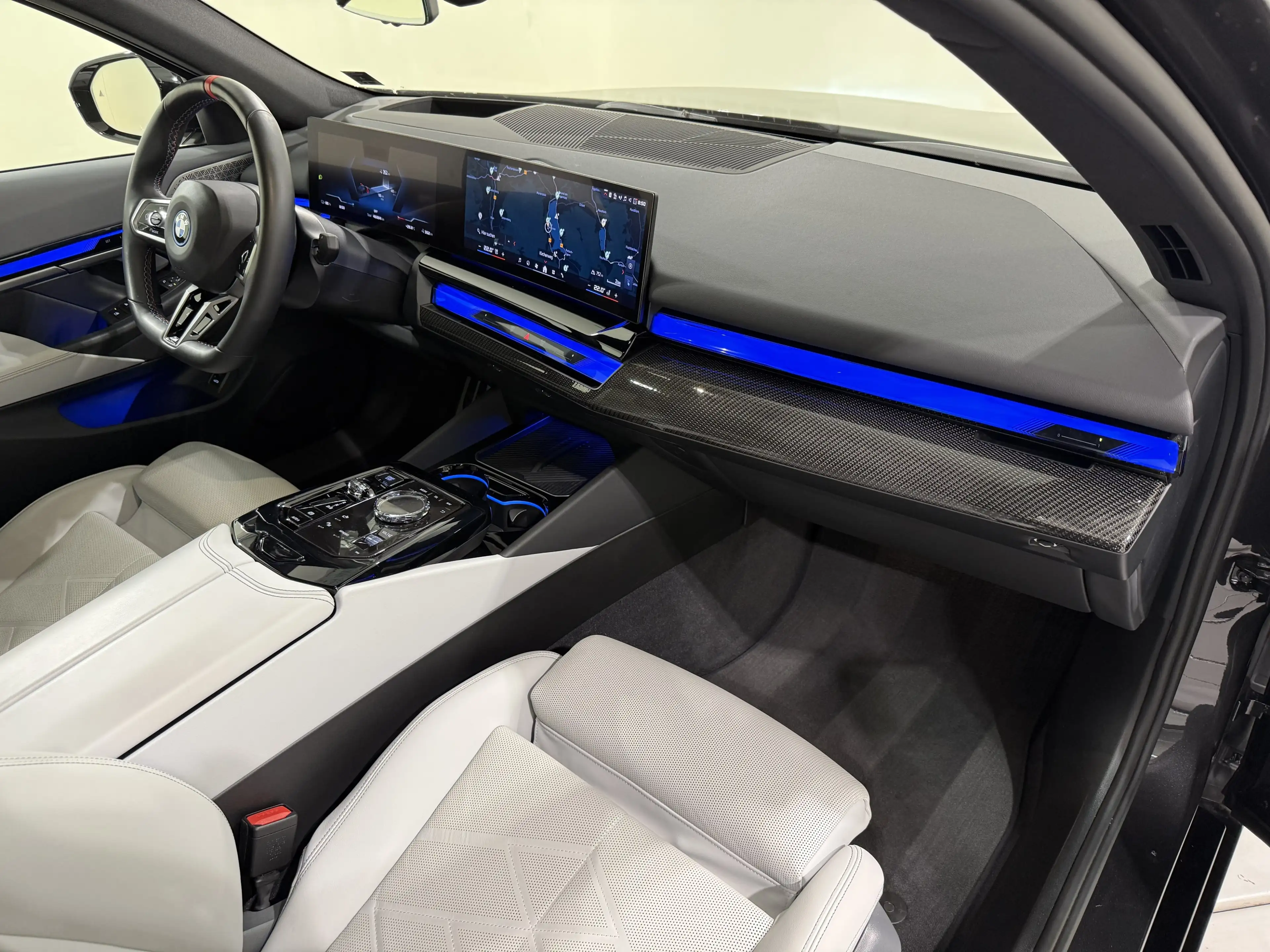 BMW i5 M60 xDrive Limousine Pro AHK B&W Pano ACC 360 — photo 10