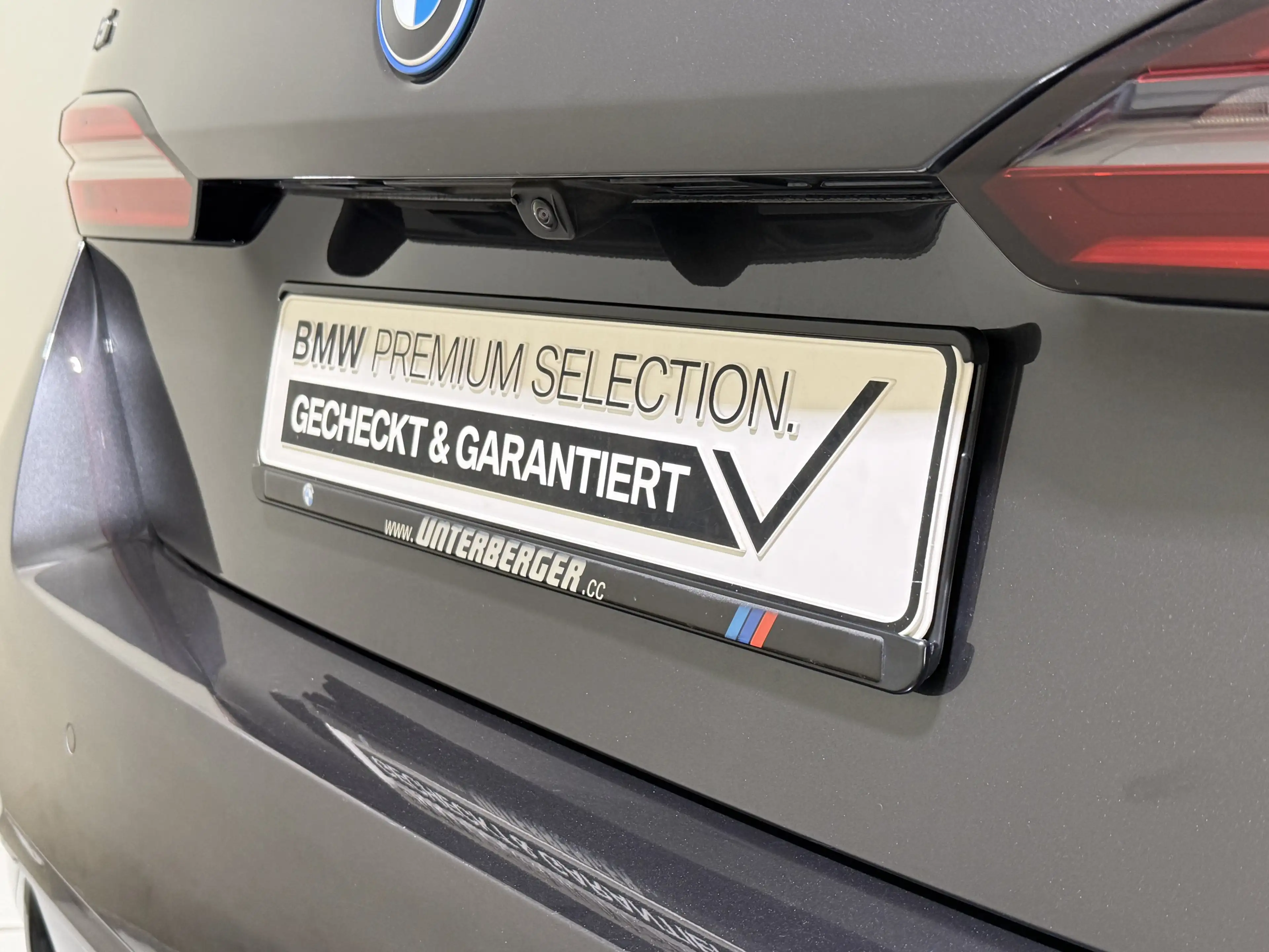 BMW i5 M60 xDrive Limousine Pro AHK B&W Pano ACC 360 — photo 7