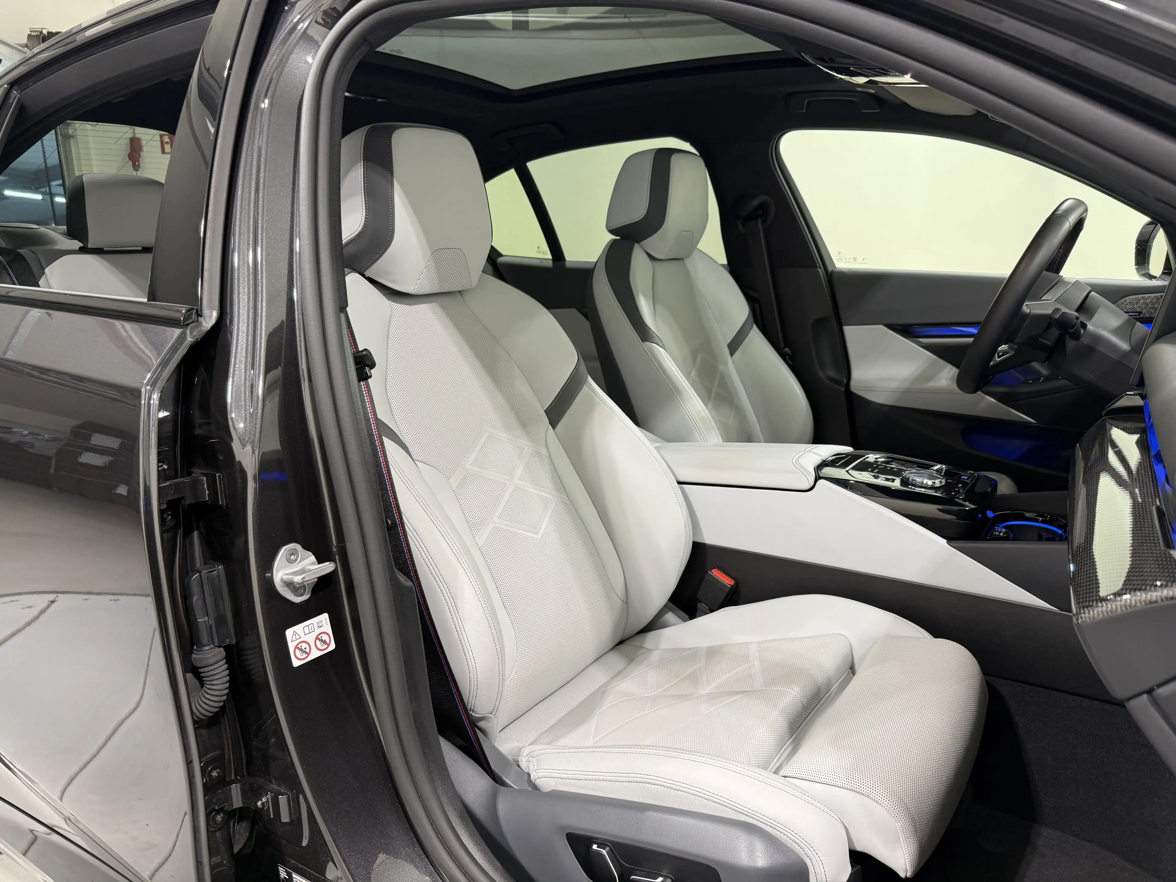BMW i5 M60 xDrive Limousine Pro AHK B&W Pano ACC 360 — photo 15