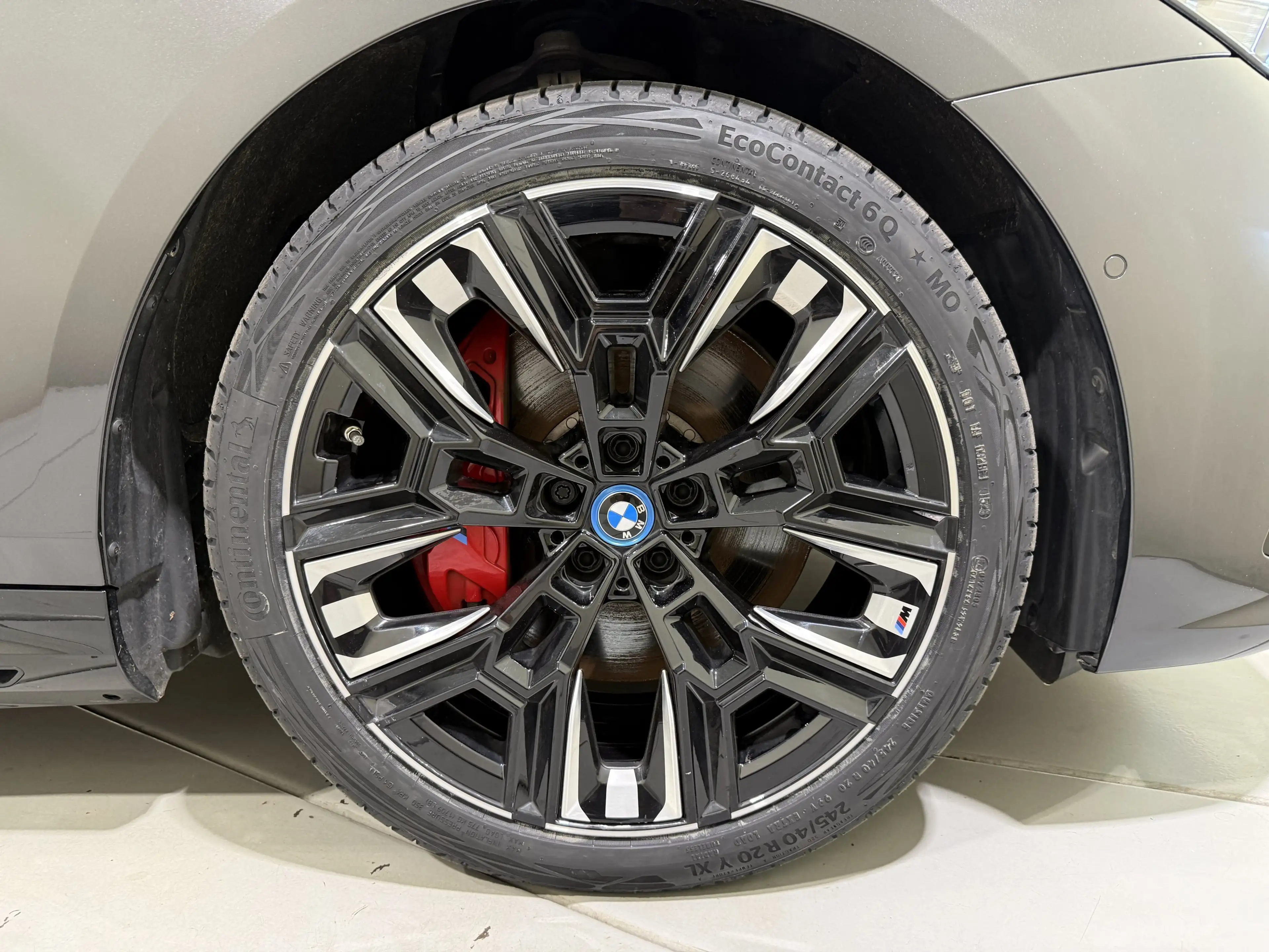 BMW i5 M60 xDrive Limousine Pro AHK B&W Pano ACC 360 — photo 8