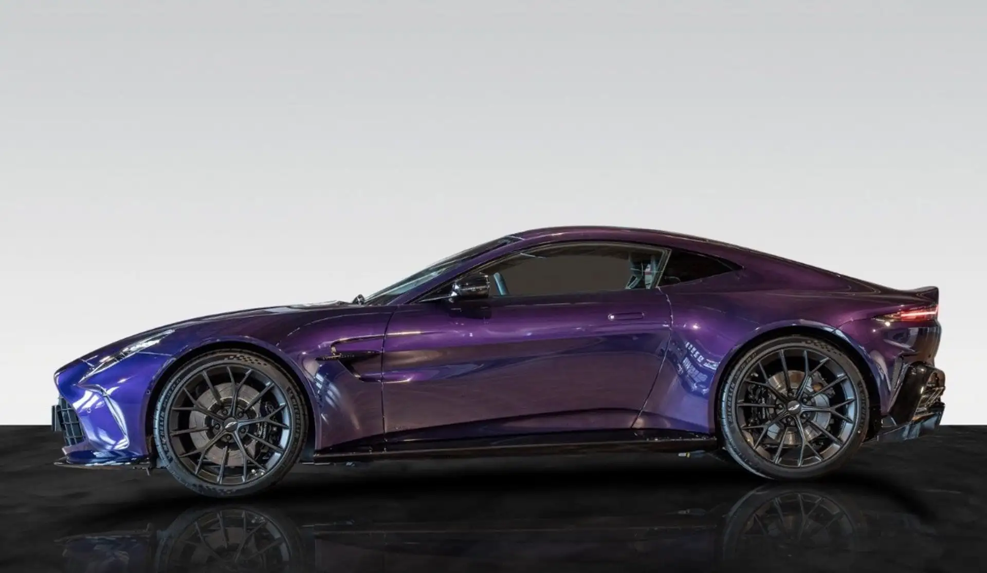 애스턴마틴 V8 Coupe 2025 바이올렛 사진 7