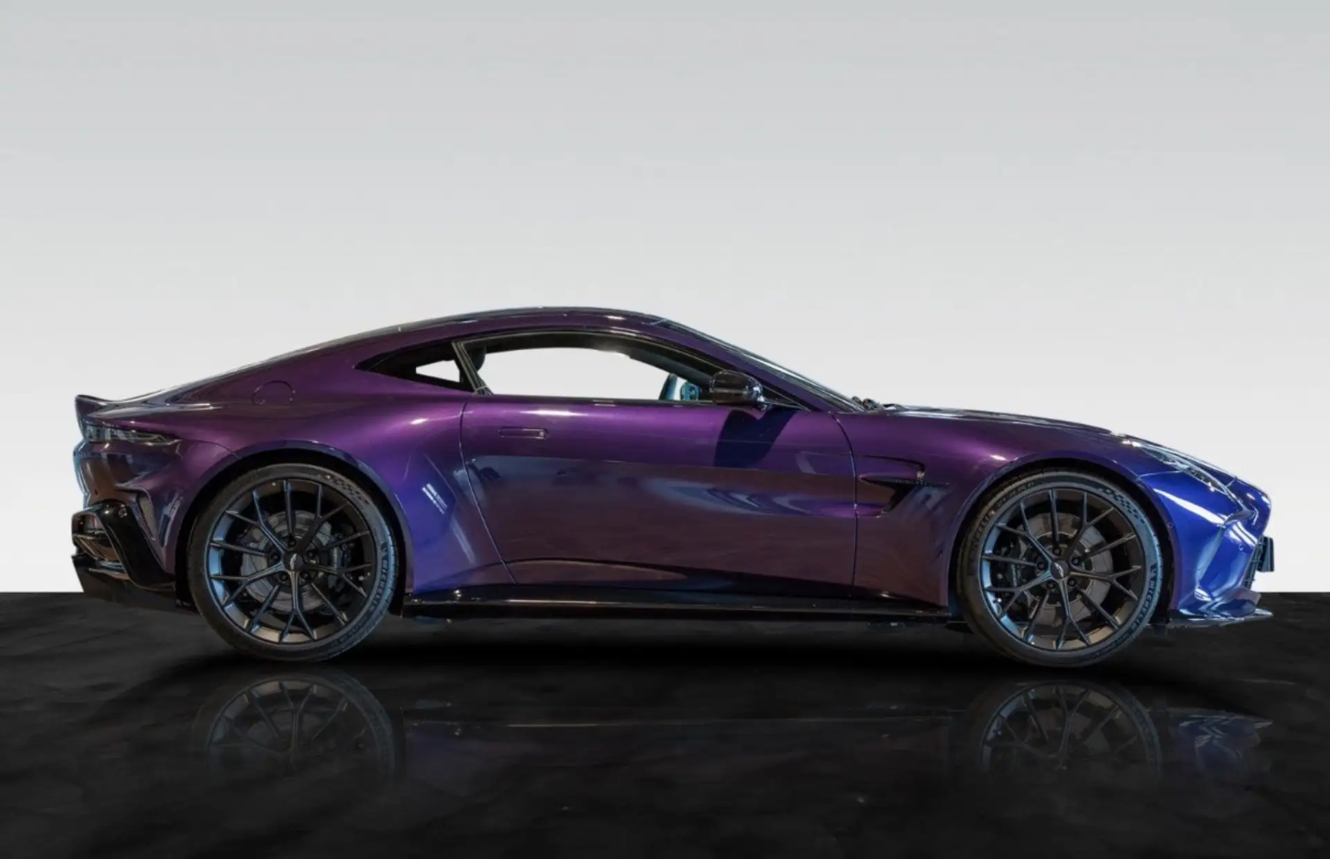 애스턴마틴 V8 Coupe 2025 바이올렛 사진 4