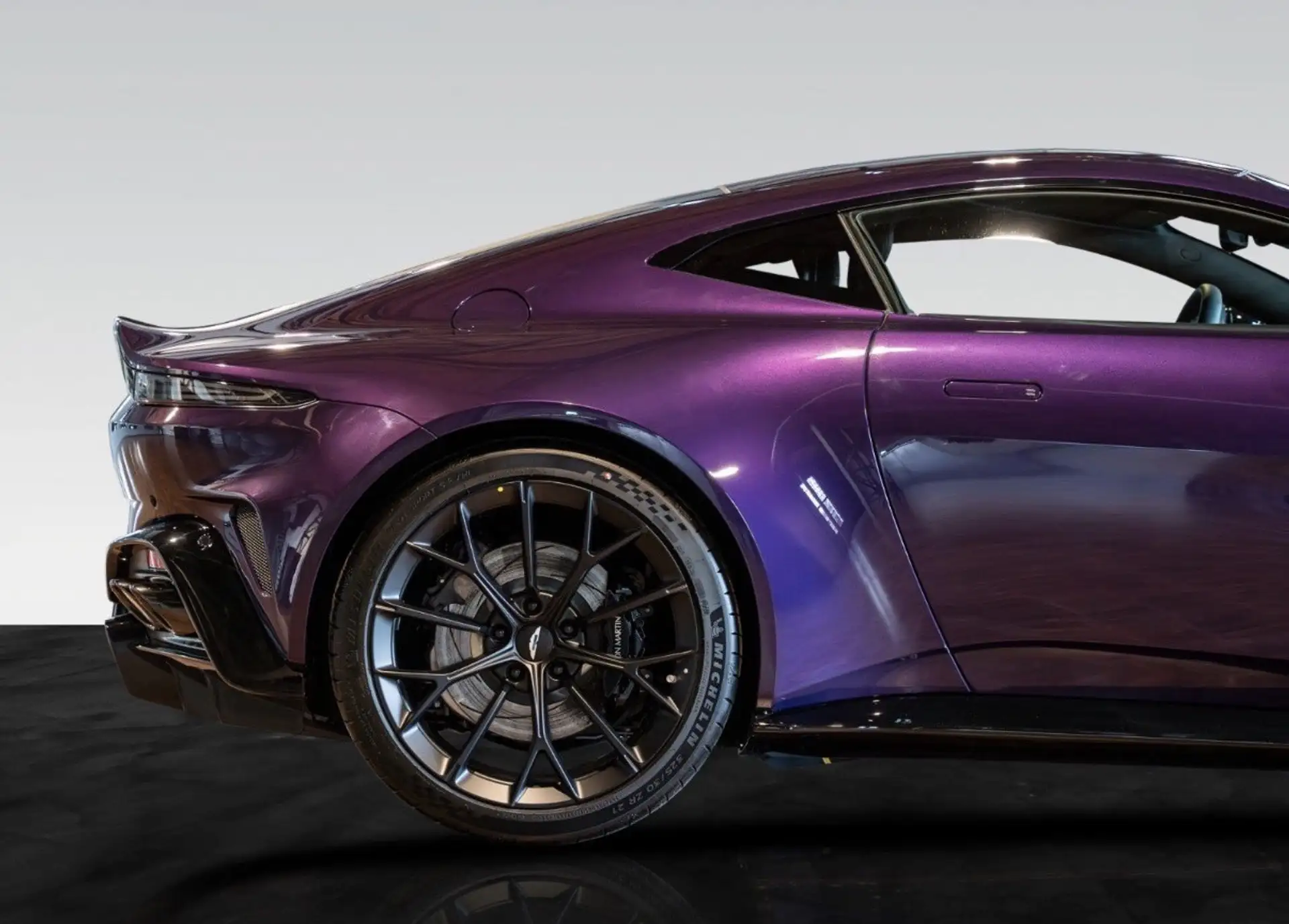 애스턴마틴 V8 Coupe 2025 바이올렛 사진 8