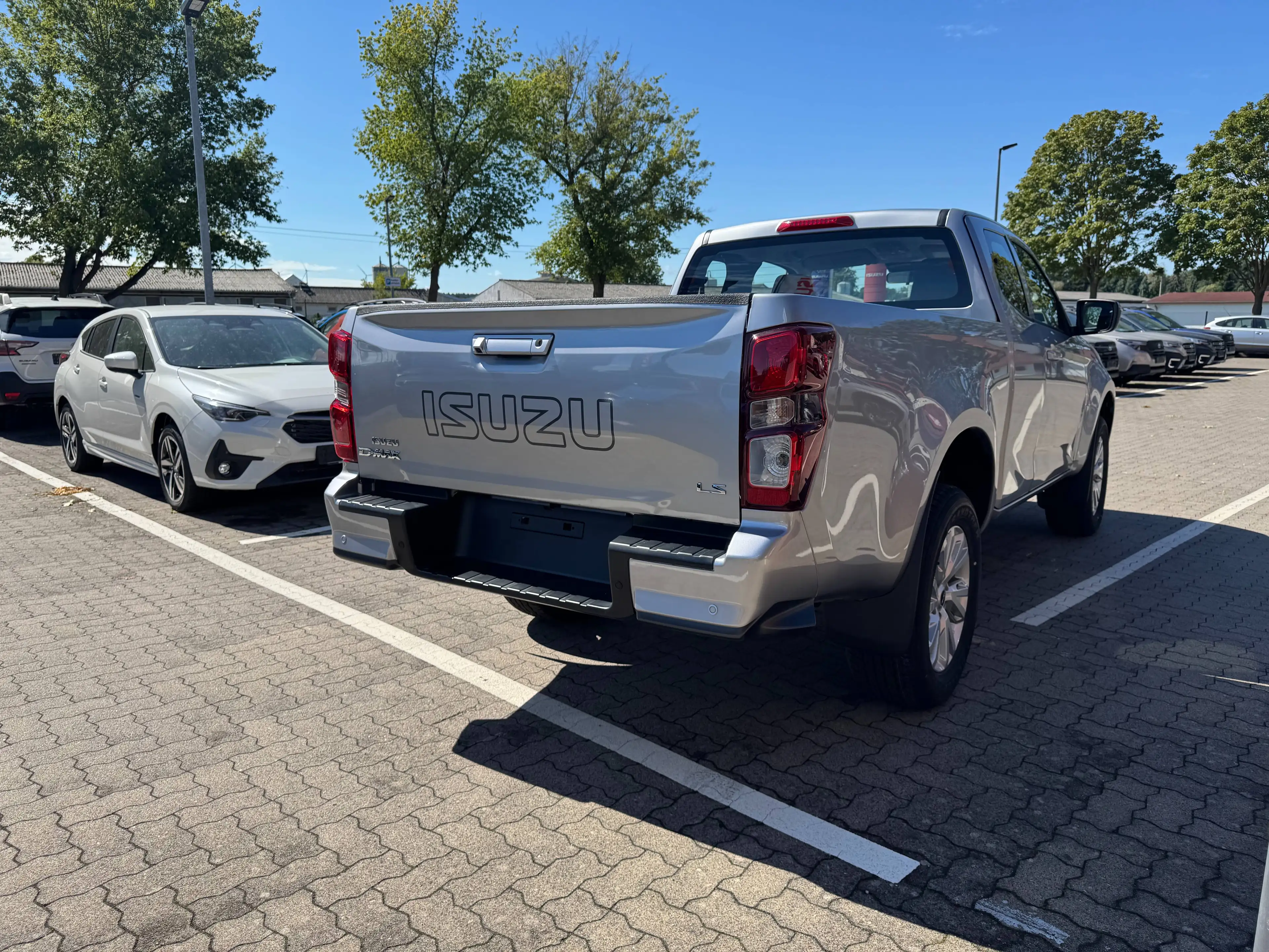 Isuzu D-Max Extended CAB 4WD LS — photo 3