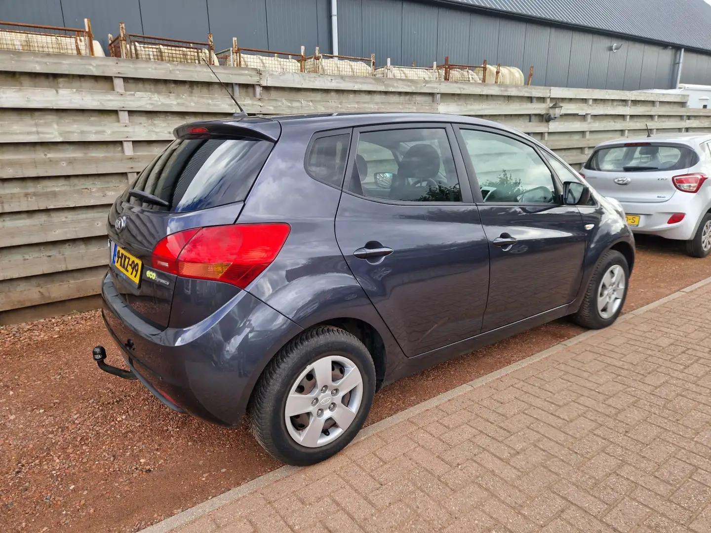 Kia Venga 1.4 CVVT Plus Pack Navigatie, Camera, Airco Gris - 2