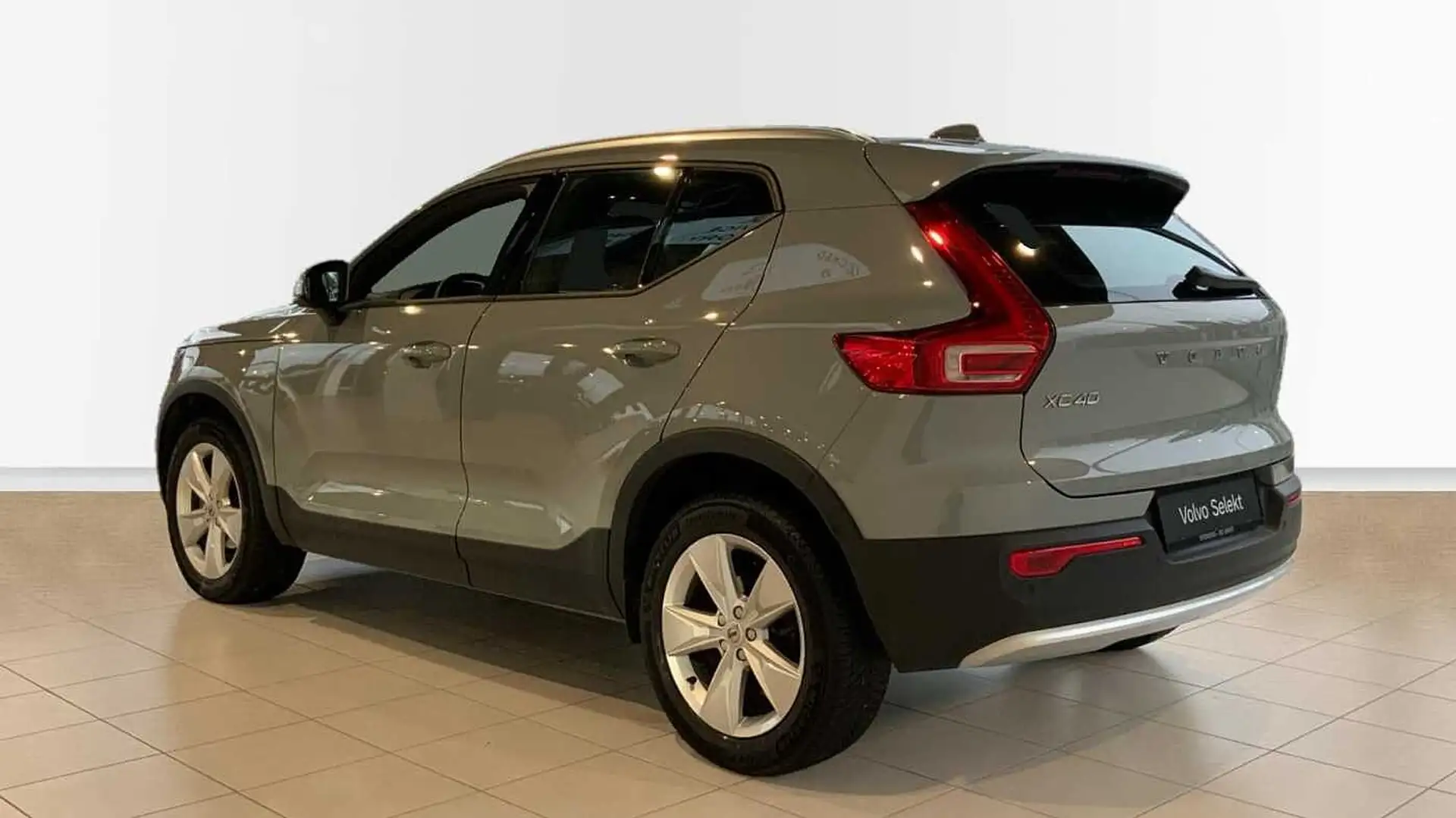 Volvo XC40 Core, T2 Automaat Micro hybrid, Benzine + Navi + P Grijs - 2