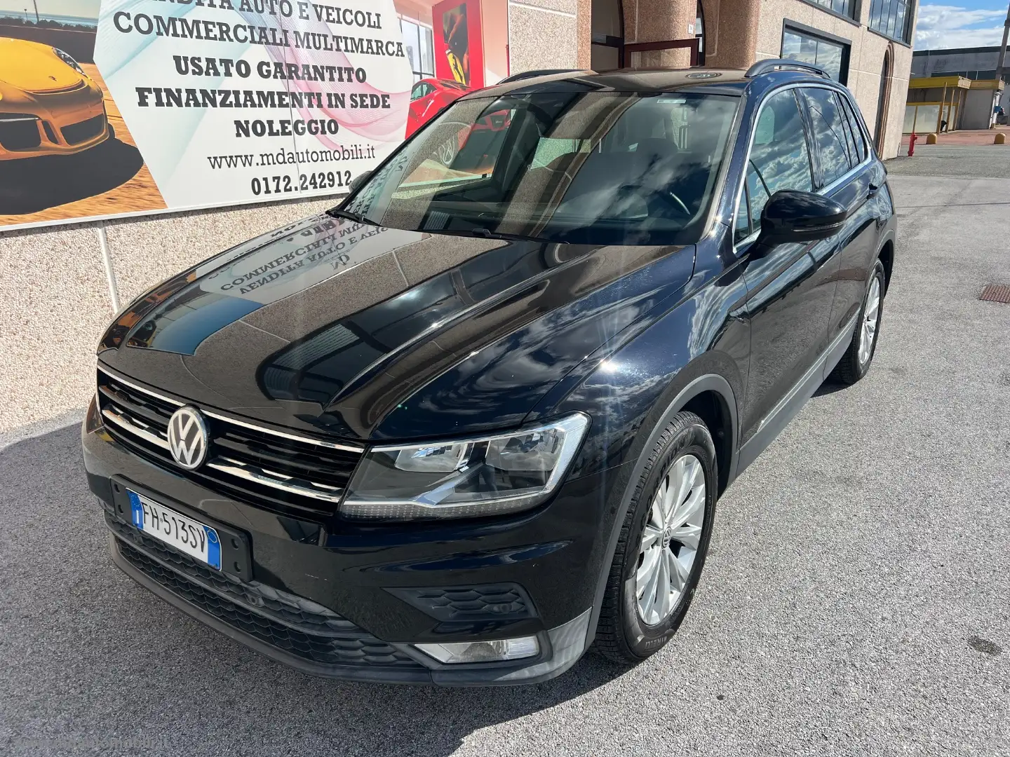 Volkswagen Tiguan 1.6 TDI Business BMT NAVIGATORE Zwart - 1