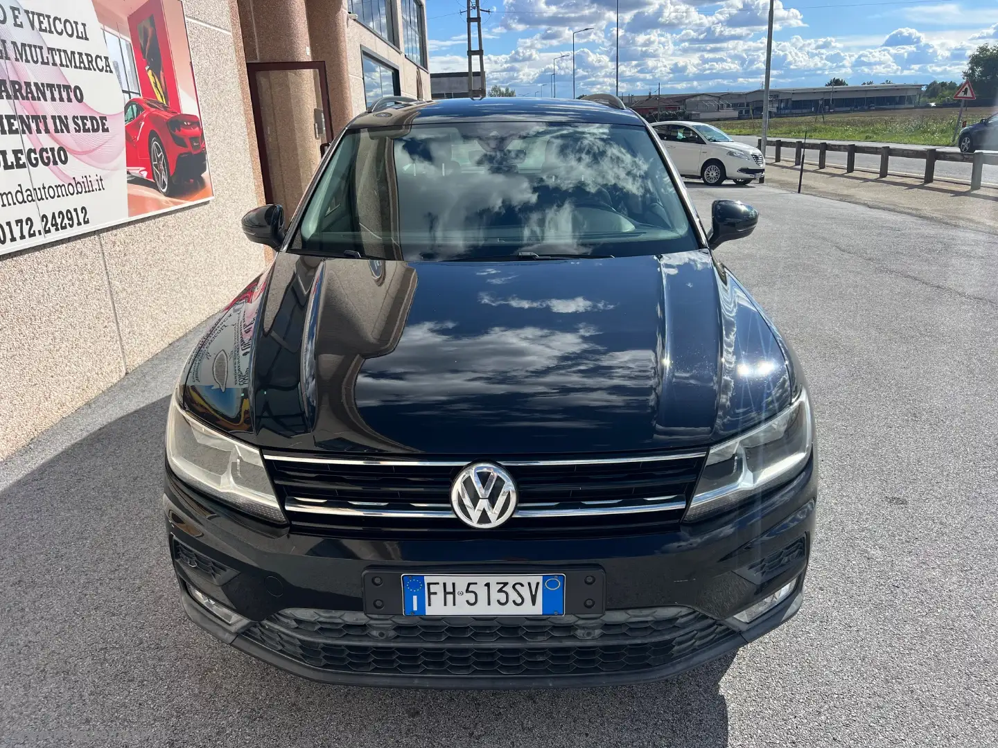 Volkswagen Tiguan 1.6 TDI Business BMT NAVIGATORE Zwart - 2