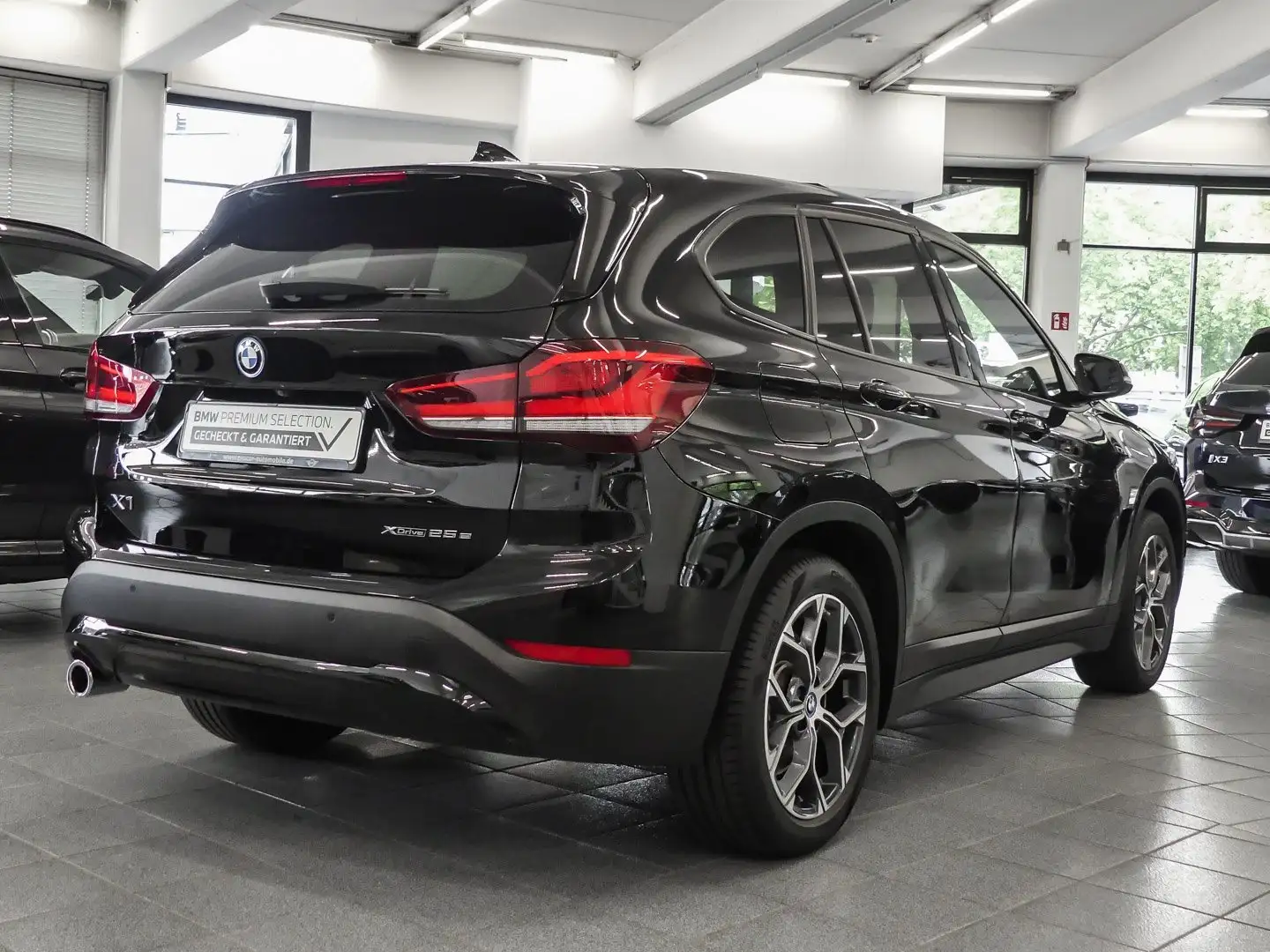 BMW X1 xDrive25e Advantage Aut Nav LED Pano RFK HiFi 18" Nero - 2