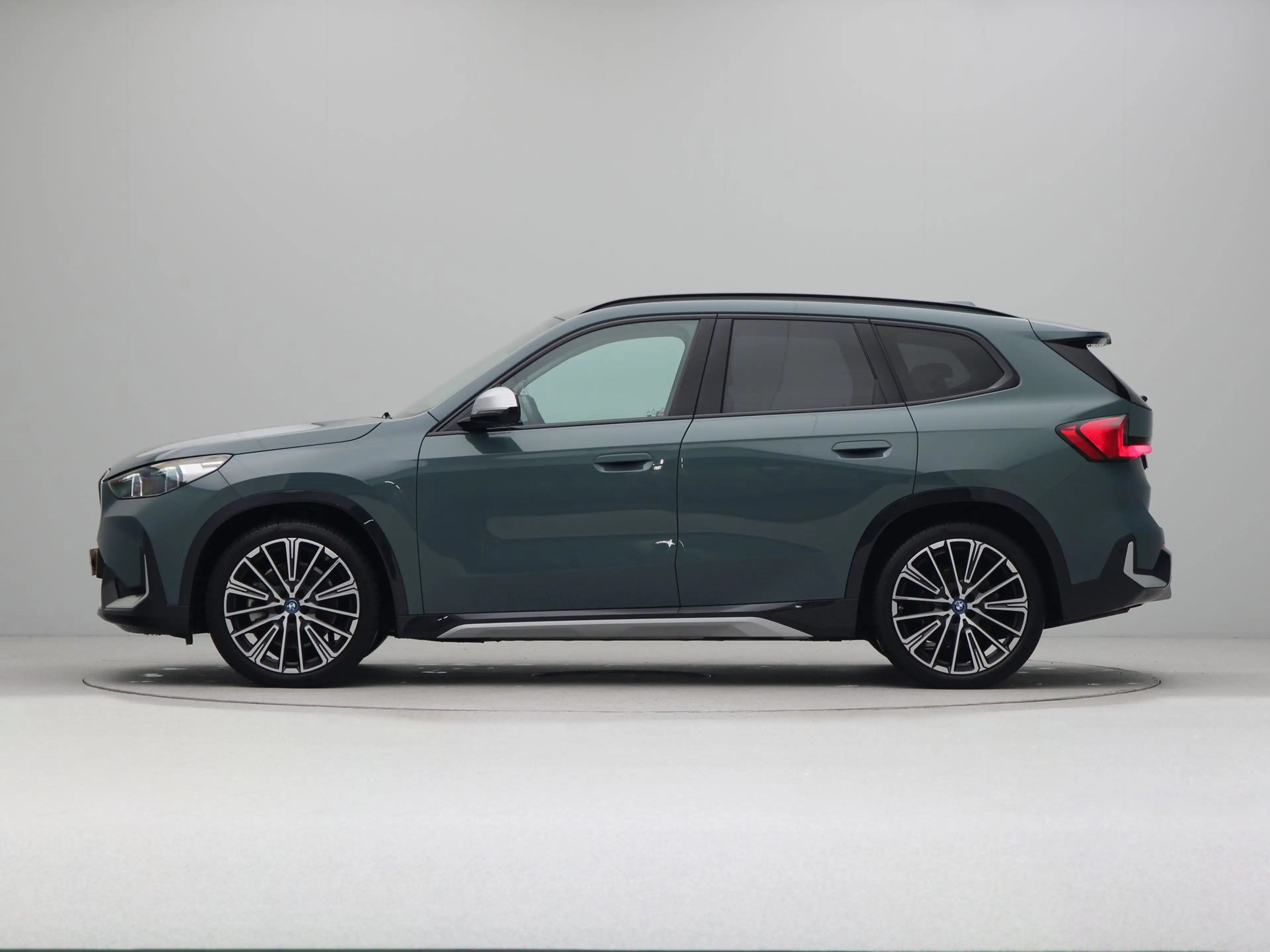 BMW iX1 xDrive30 Launch Edition 67 kWh xLine SoH 100% — photo 11