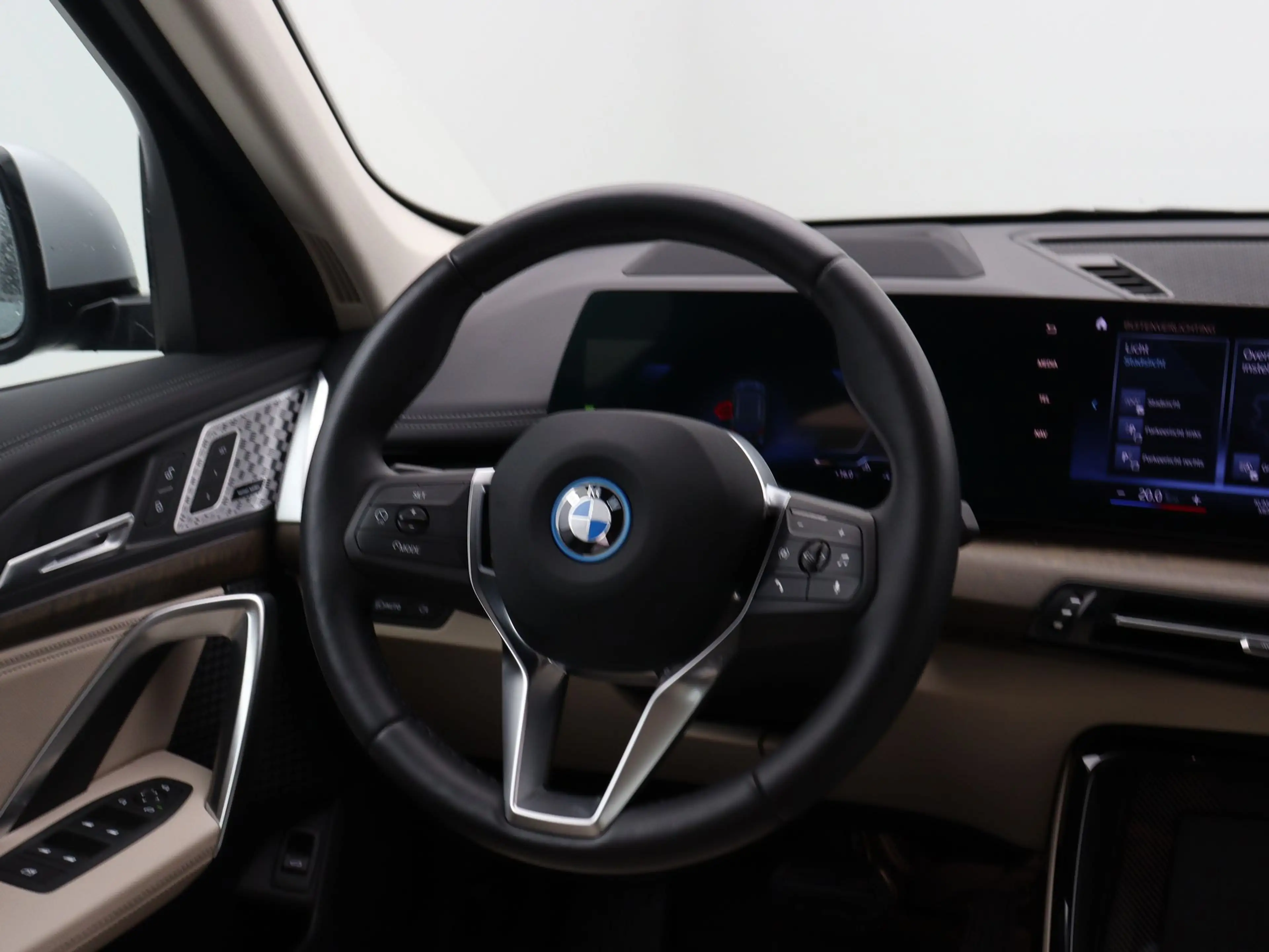 BMW iX1 xDrive30 Launch Edition 67 kWh xLine SoH 100% — photo 2