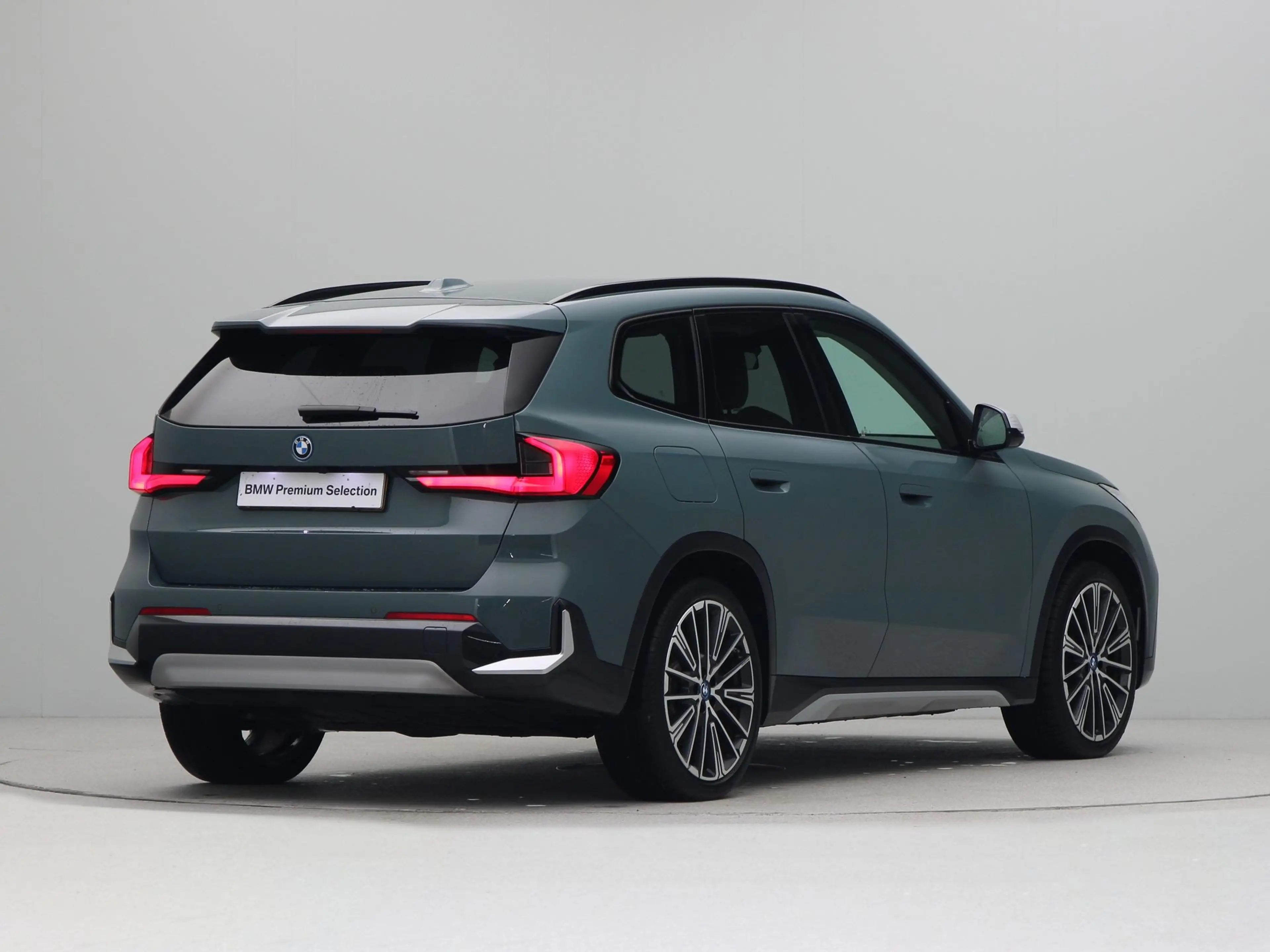 BMW iX1 xDrive30 Launch Edition 67 kWh xLine SoH 100% — photo 8