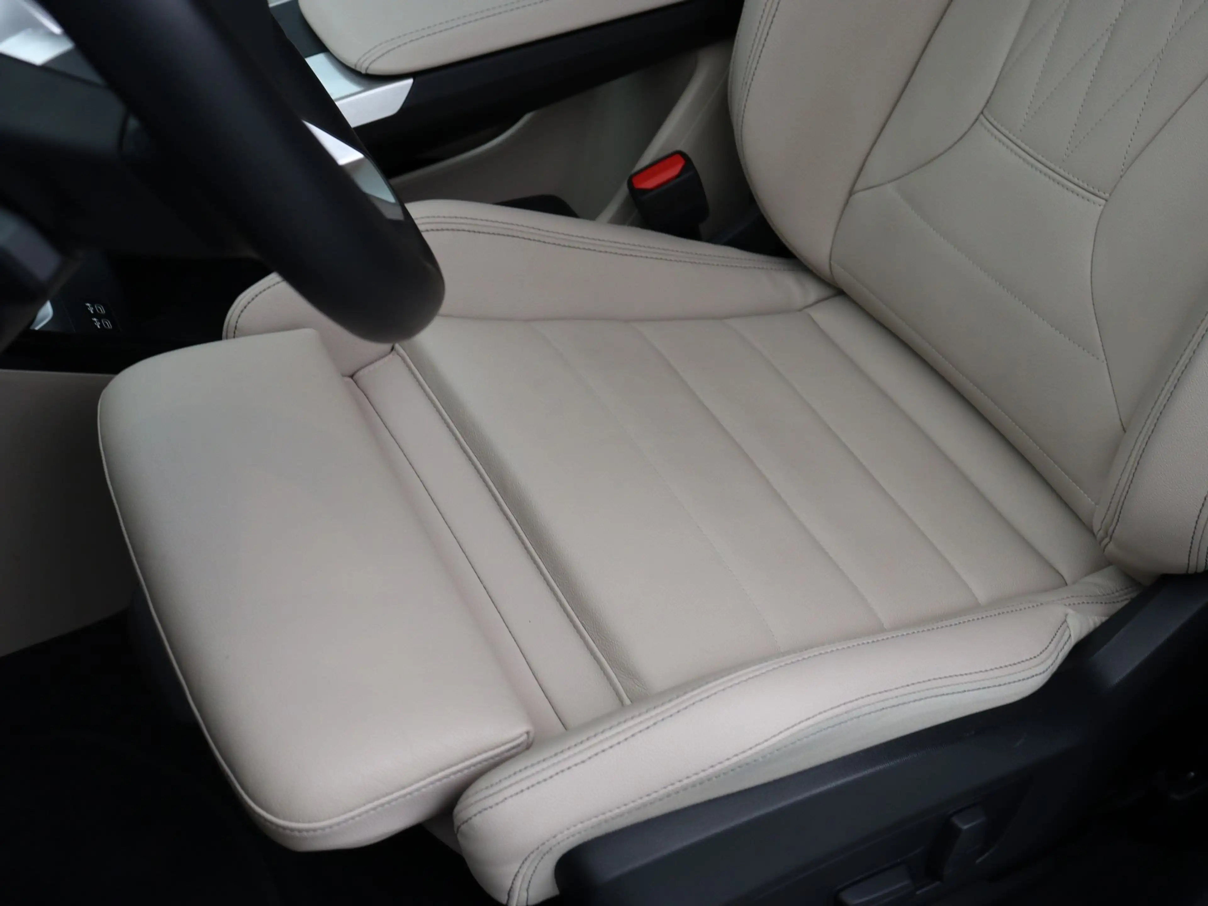 BMW iX1 xDrive30 Launch Edition 67 kWh xLine SoH 100% — photo 15
