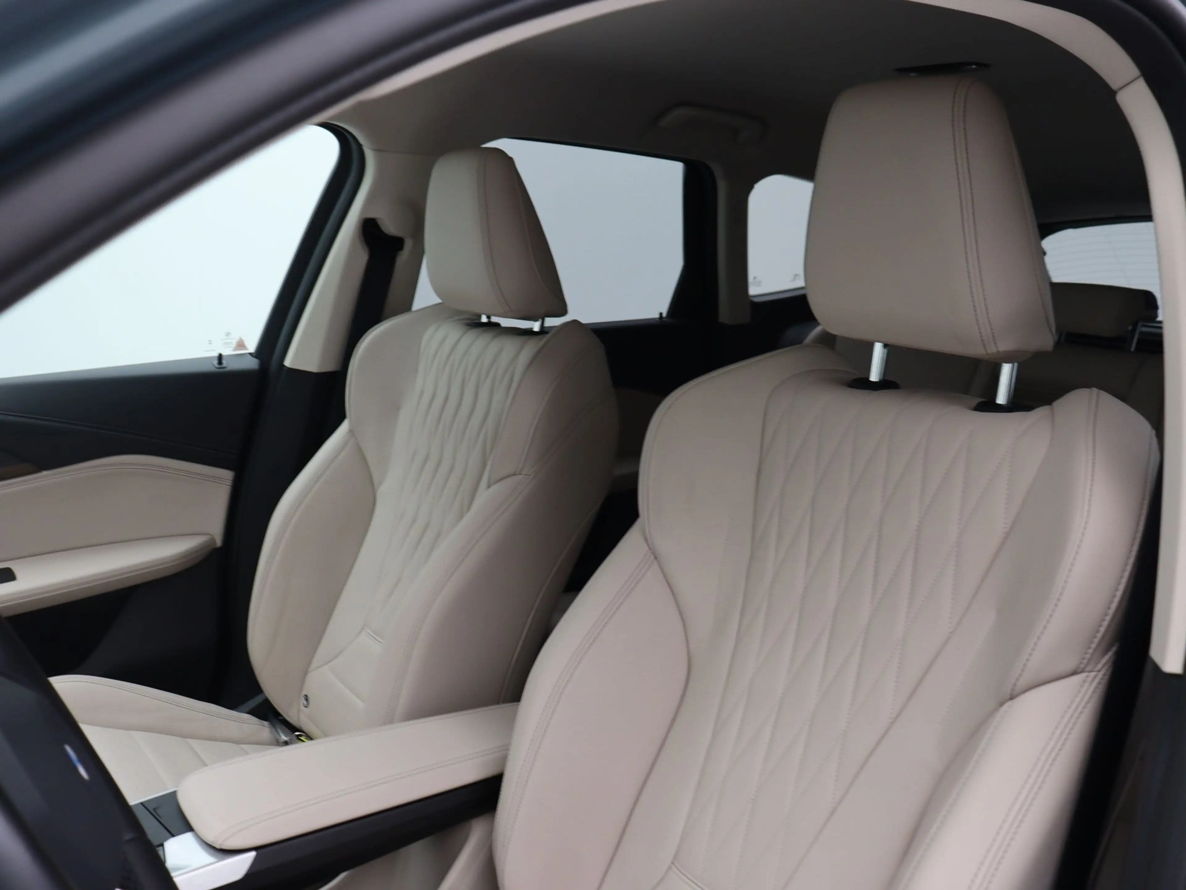 BMW iX1 xDrive30 Launch Edition 67 kWh xLine SoH 100% — photo 4