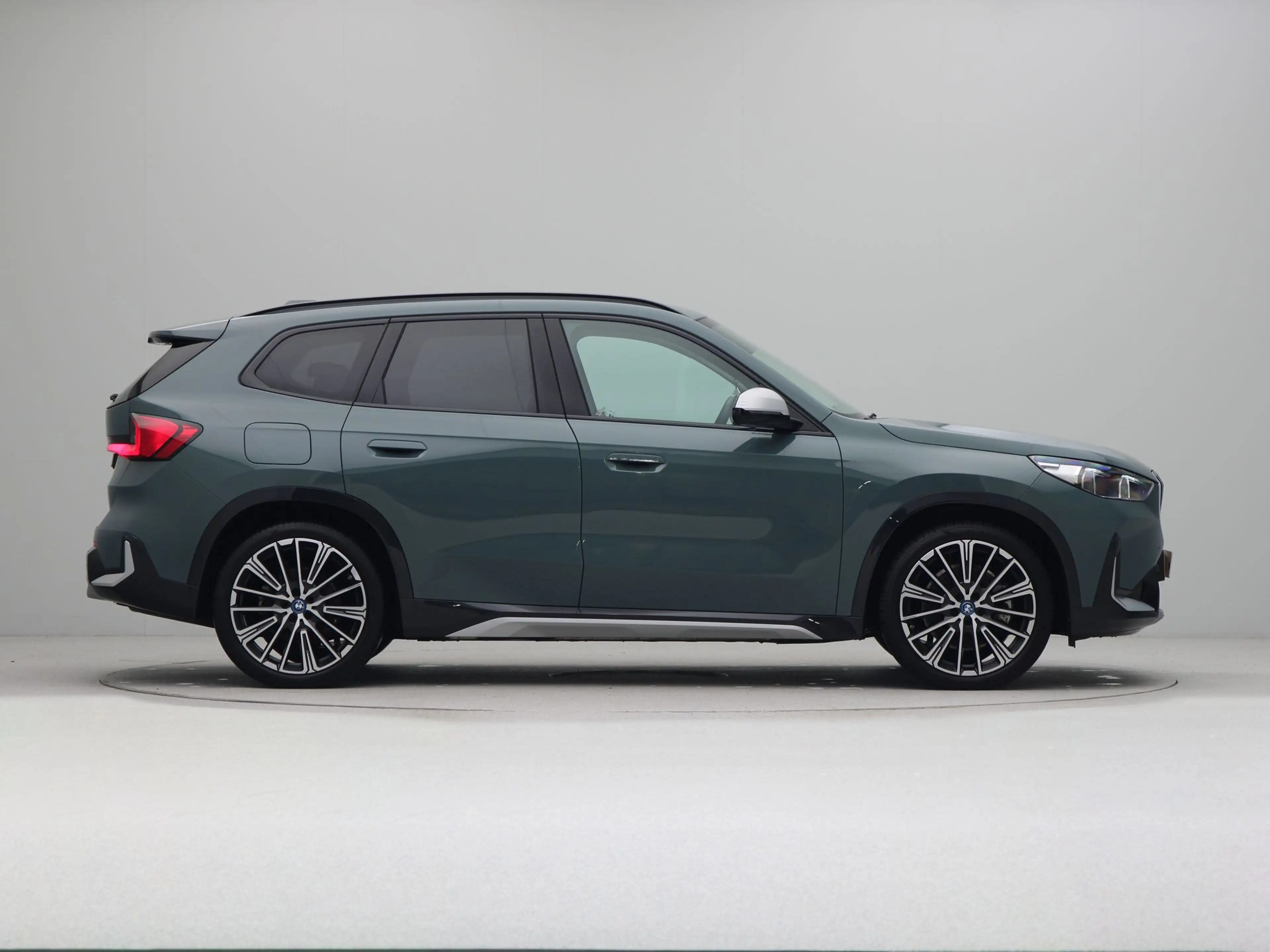 BMW iX1 xDrive30 Launch Edition 67 kWh xLine SoH 100% — photo 7